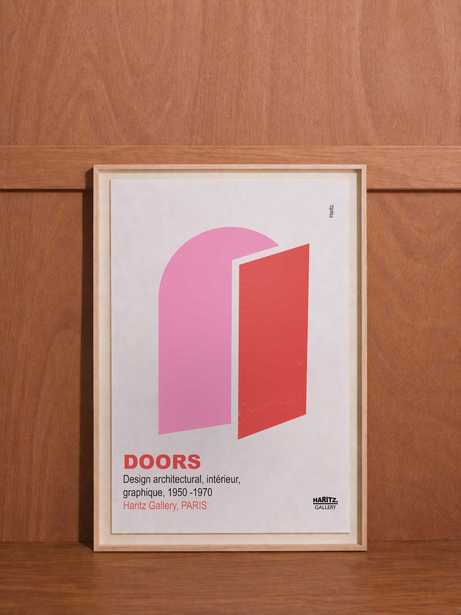 Affiche contemporaine Haritz "Doors" - design graphique minimaliste rose et corail représentant une porte arche, style architectural 1950-1970, cadre bois naturel