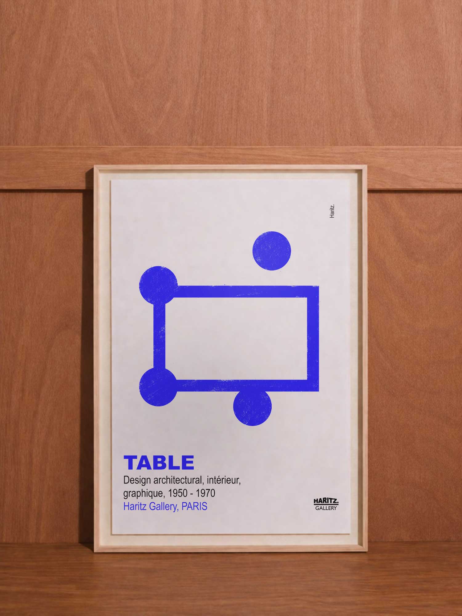 Affiche contemporaine Haritz "Table" - design graphique minimaliste bleu électrique représentant une table géométrique, style architectural 1950-1970, cadre bois naturel
