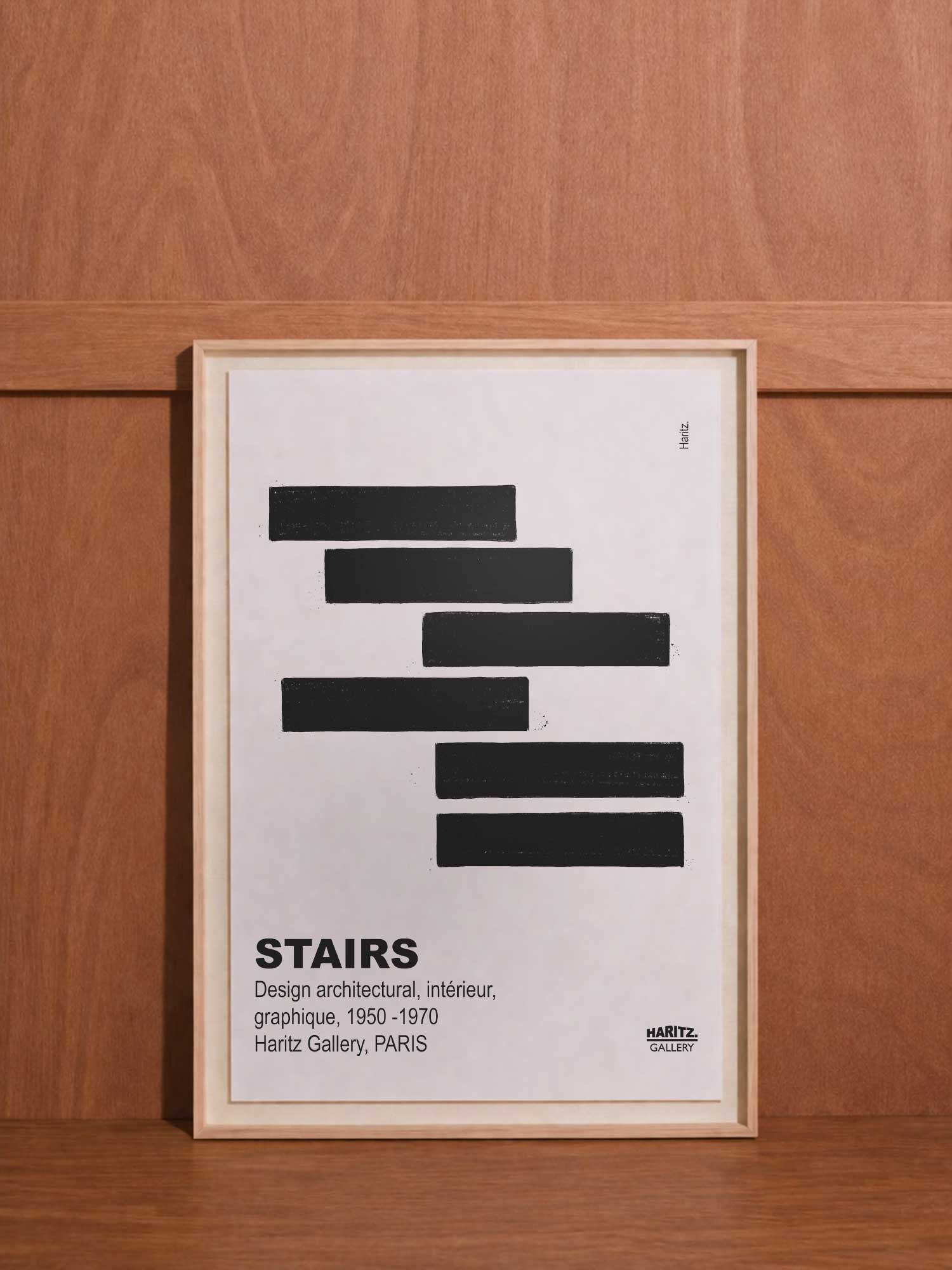 Affiche contemporaine Haritz "Stairs" - design graphique minimaliste noir représentant un escalier abstrait, style architectural 1950-1970, cadre bois naturel