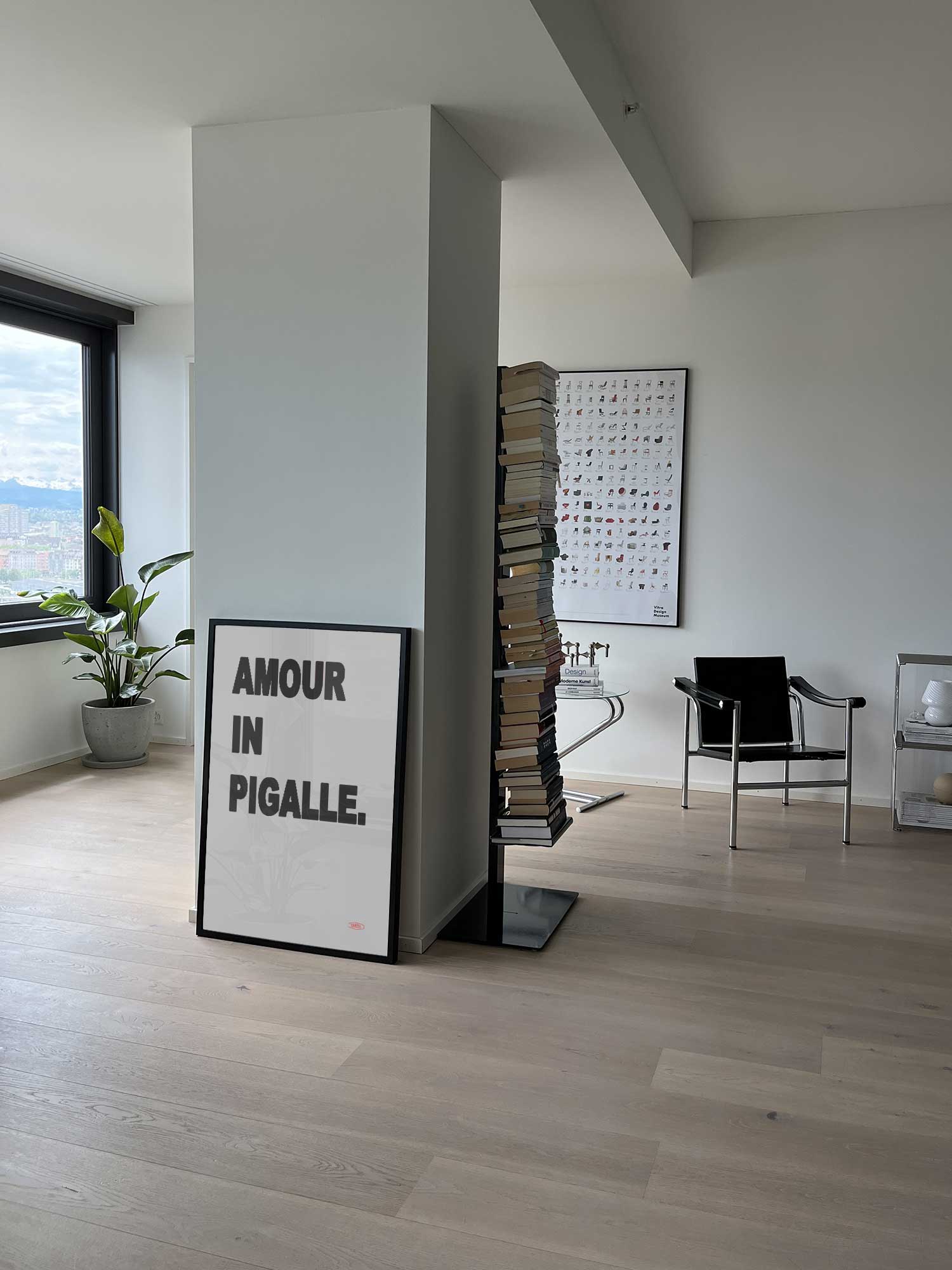 Affiche Amour in Pigalle de Haritz posée au sol dans un salon moderne et lumineux.