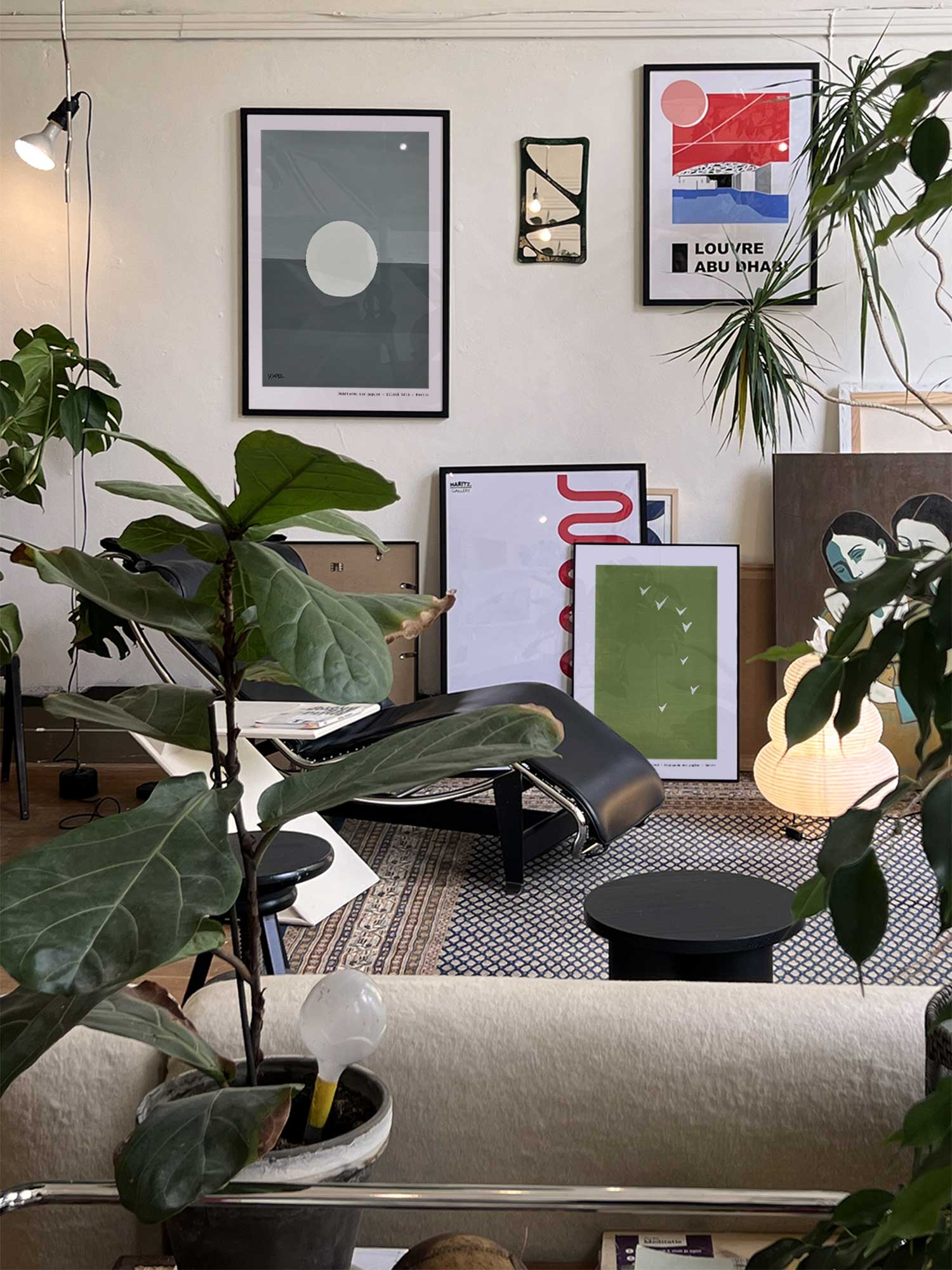Affiche Lune de Haritz accrochée au mur dans un intérieur parisien végétal et artistique.