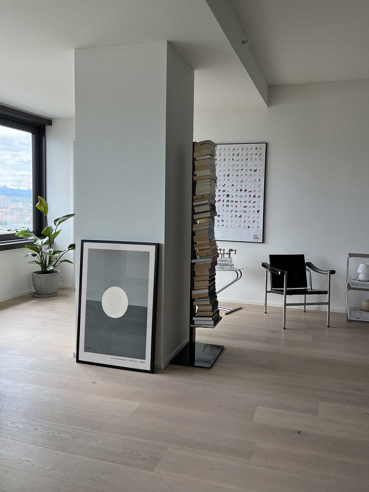 Affiche Lune de Haritz posée au sol dans un salon moderne et lumineux.