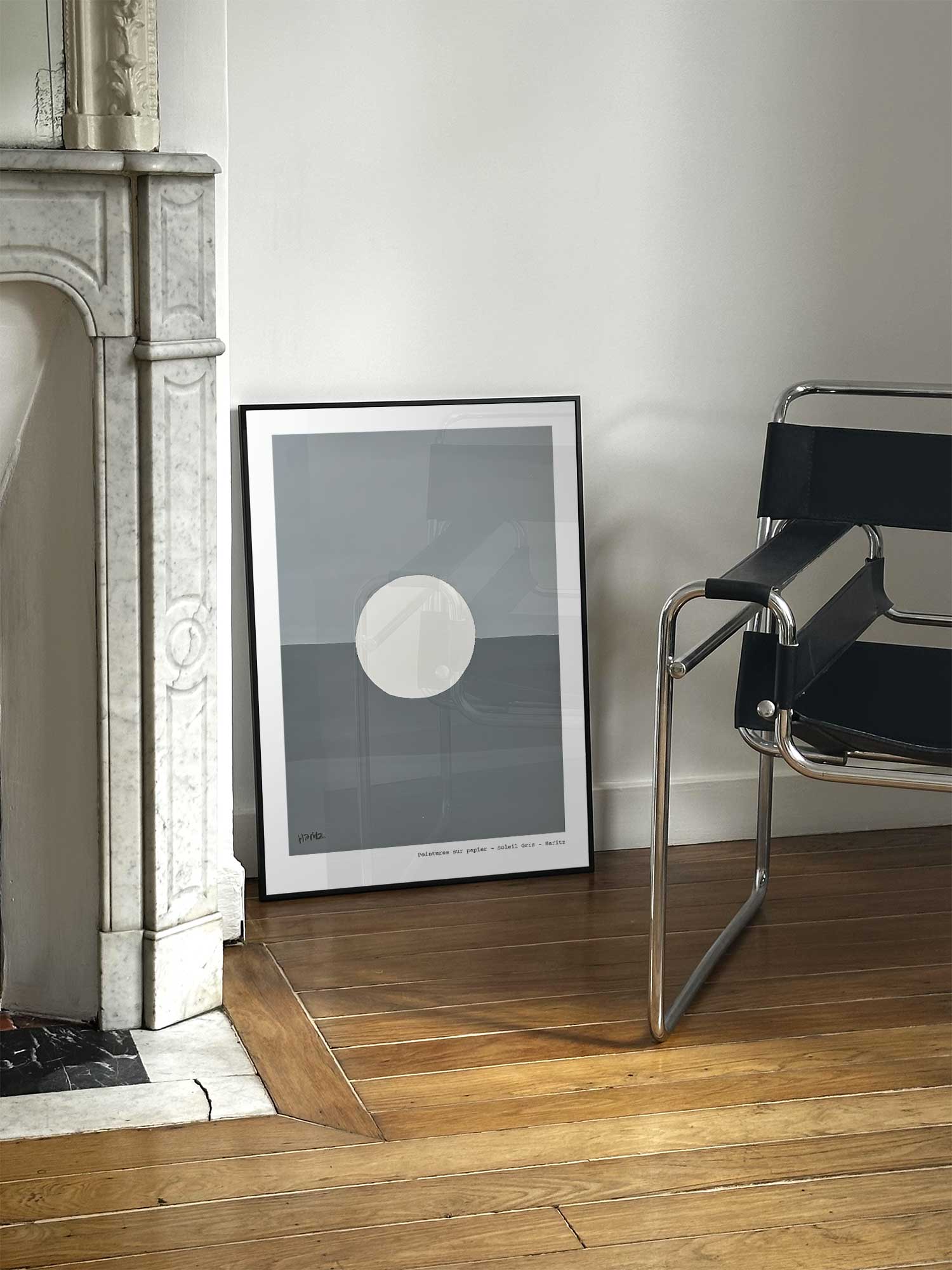 Affiche Lune de Haritz posée près d'une cheminée en marbre avec chaise design dans un salon d'appartement parisien.