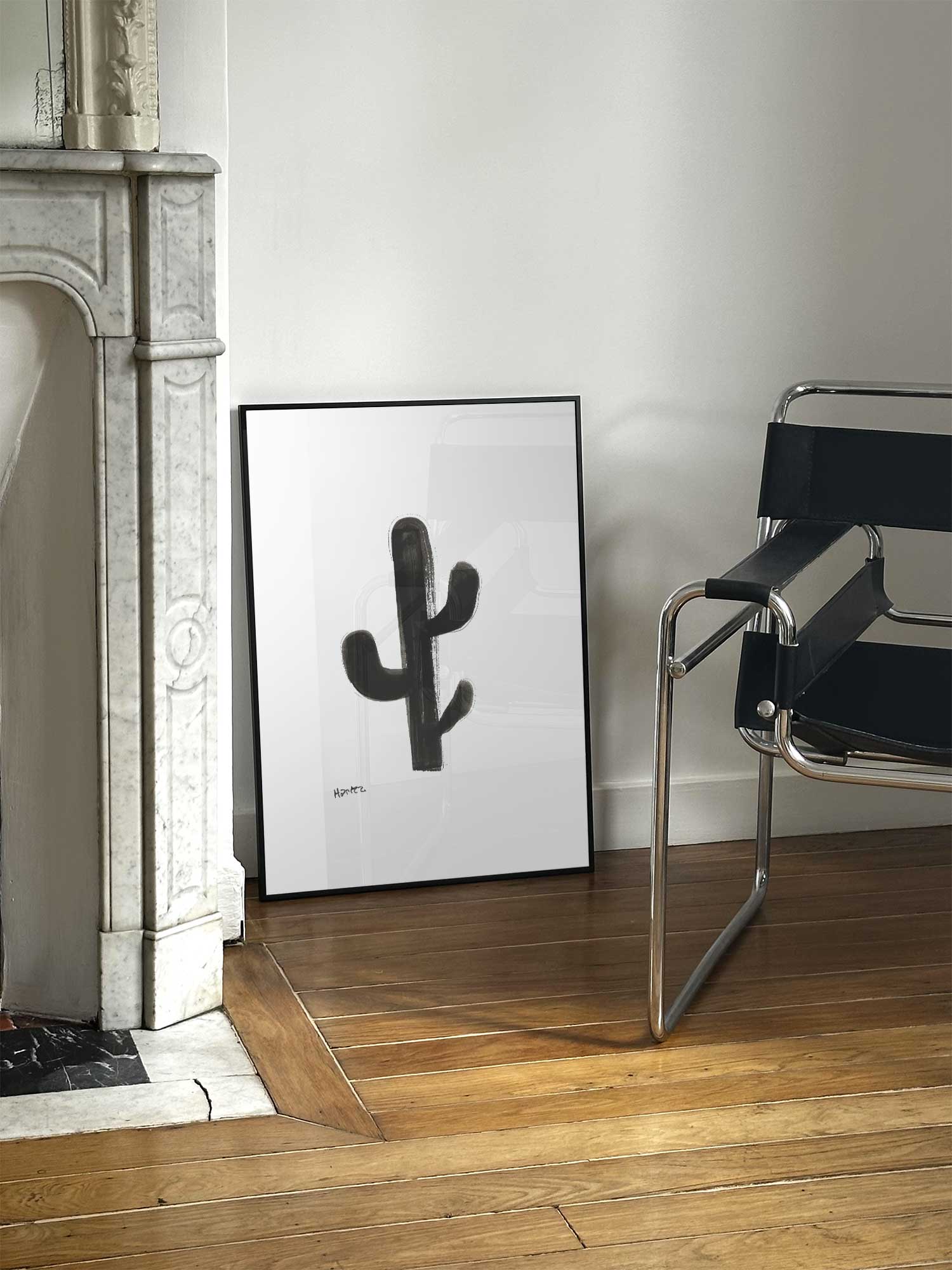 Affiche Cactus de Haritz posée près d'une cheminée en marbre avec chaise design dans un salon d'appartement parisien.