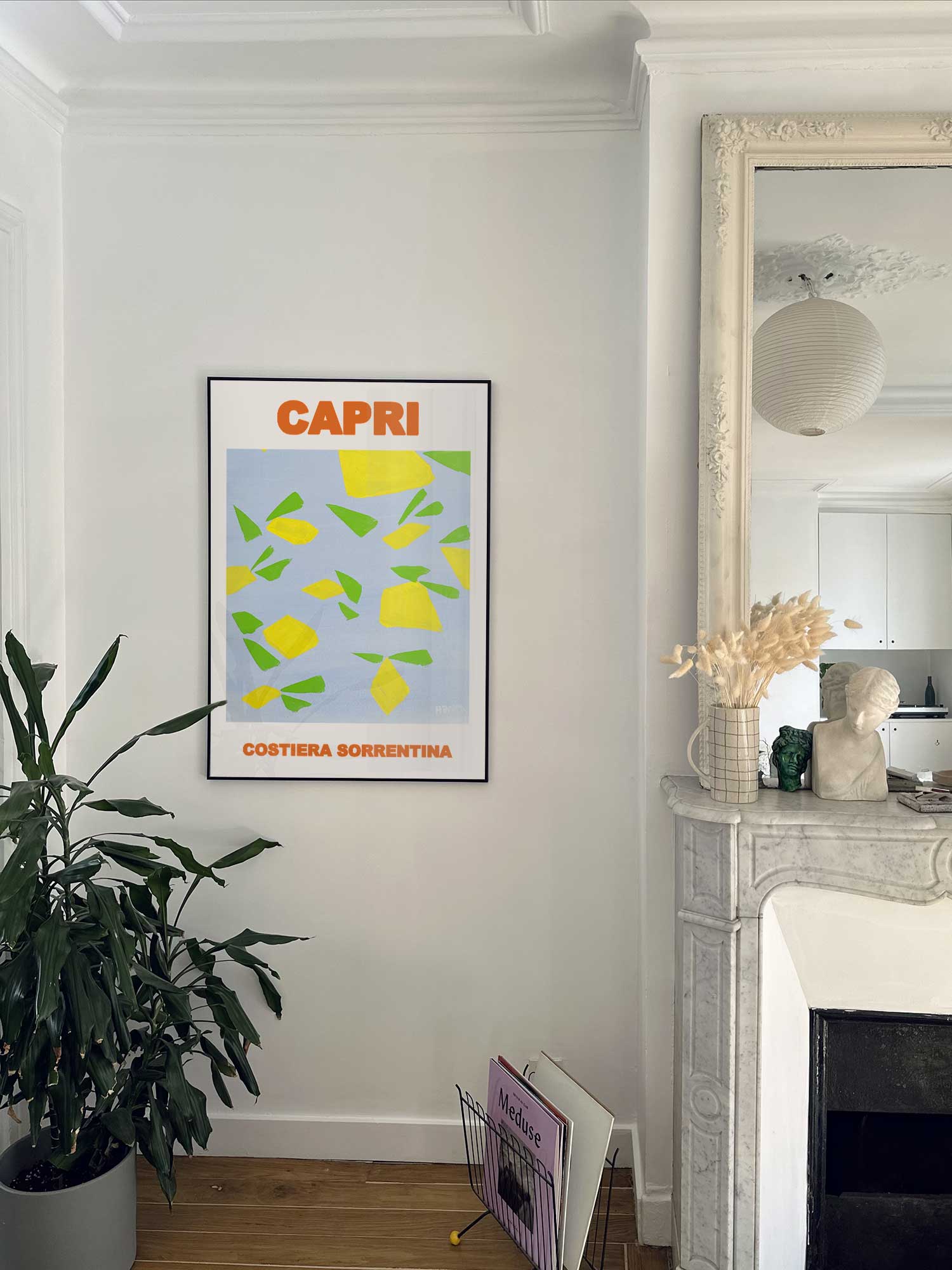 Affiche Capri de Haritz accrochée au mur près d'une cheminée en marbre dans un appartement parisien.