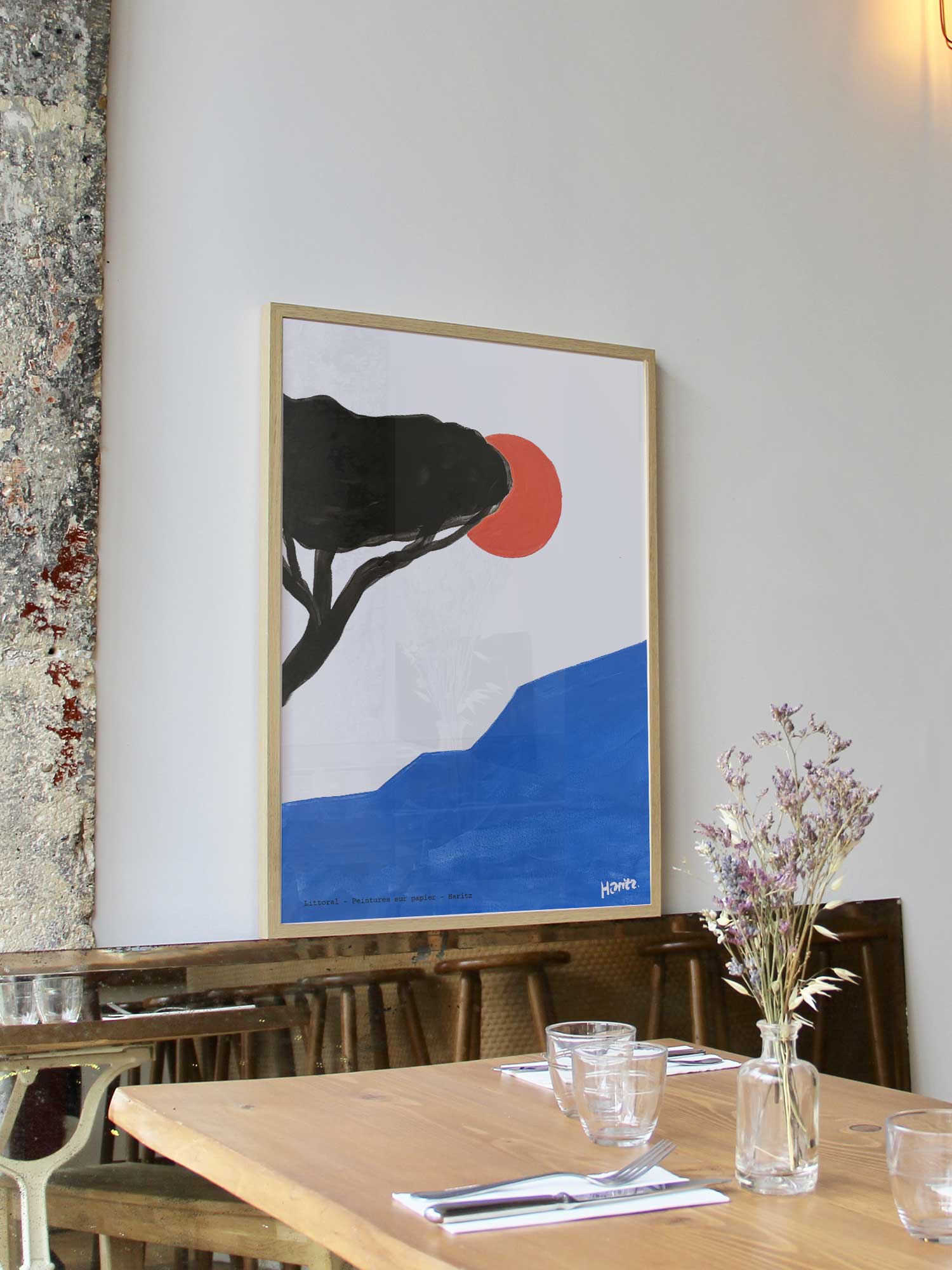 Affiche Littoral de Haritz encadrée dans un restaurant bistrot parisien au style minimaliste et branché.