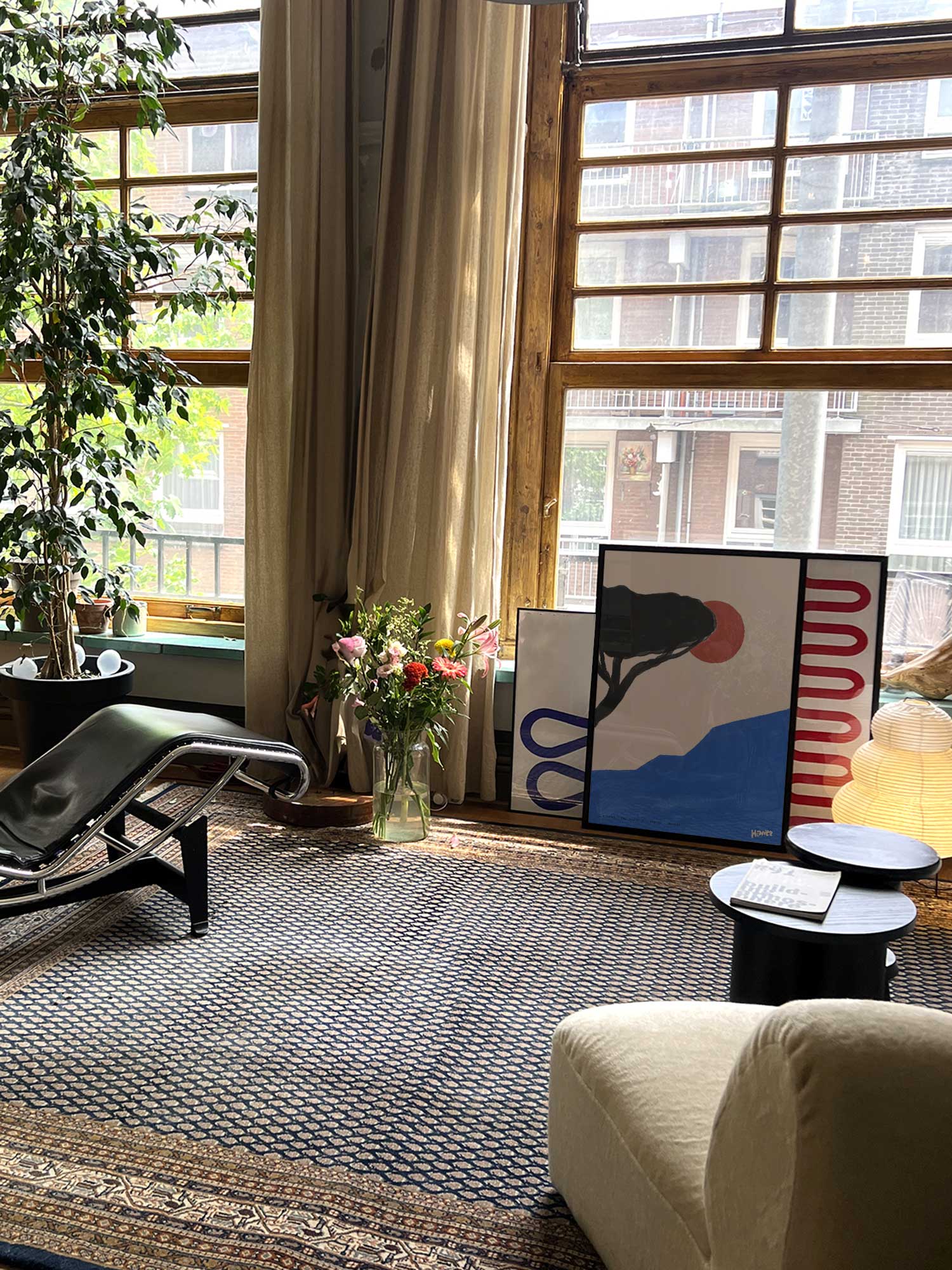 Affiche Littoral de Haritz dans un salon avec grandes fenêtres et mobilier design.
