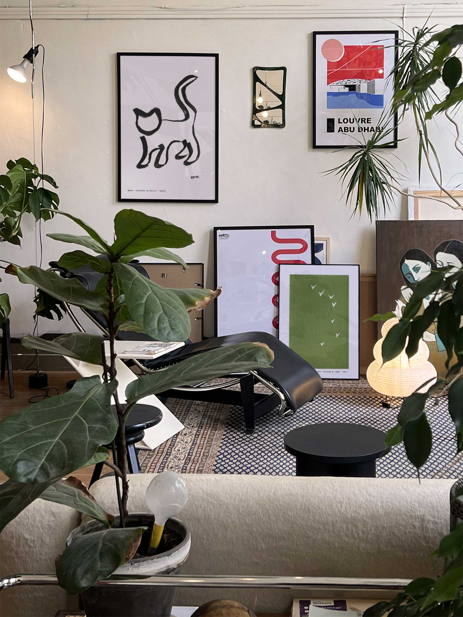 Affiche Miaou de Haritz accrochée au mur dans un intérieur parisien végétal et artistique.