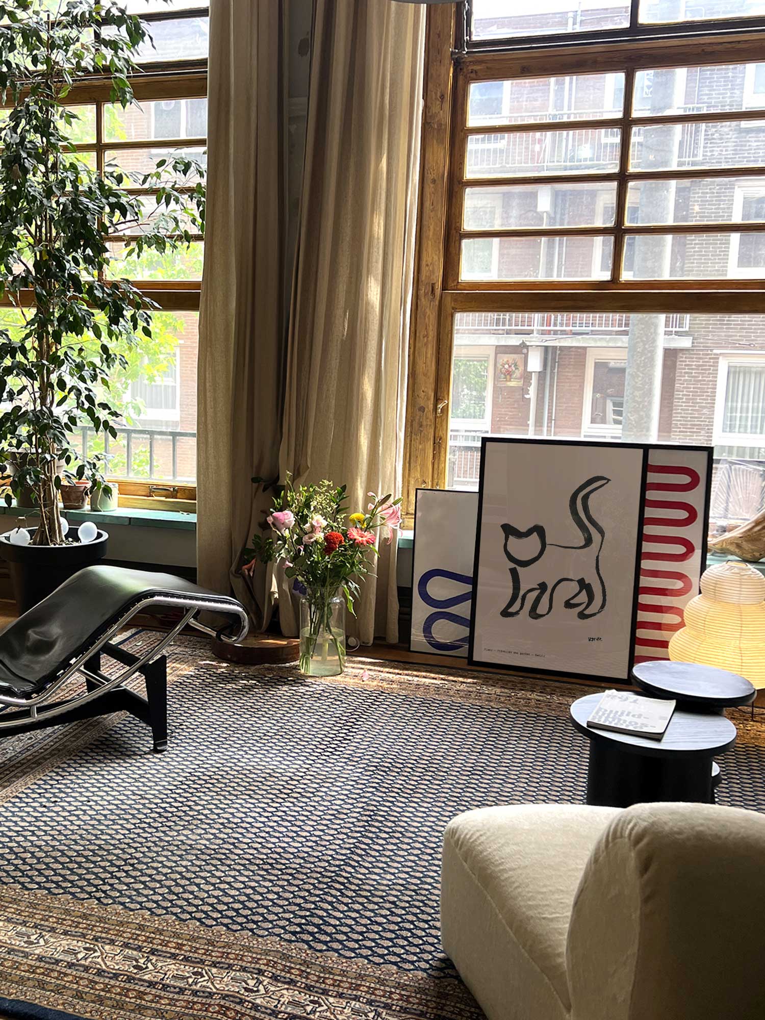 Affiche Miaou de Haritz dans un salon avec grandes fenêtres et mobilier design.