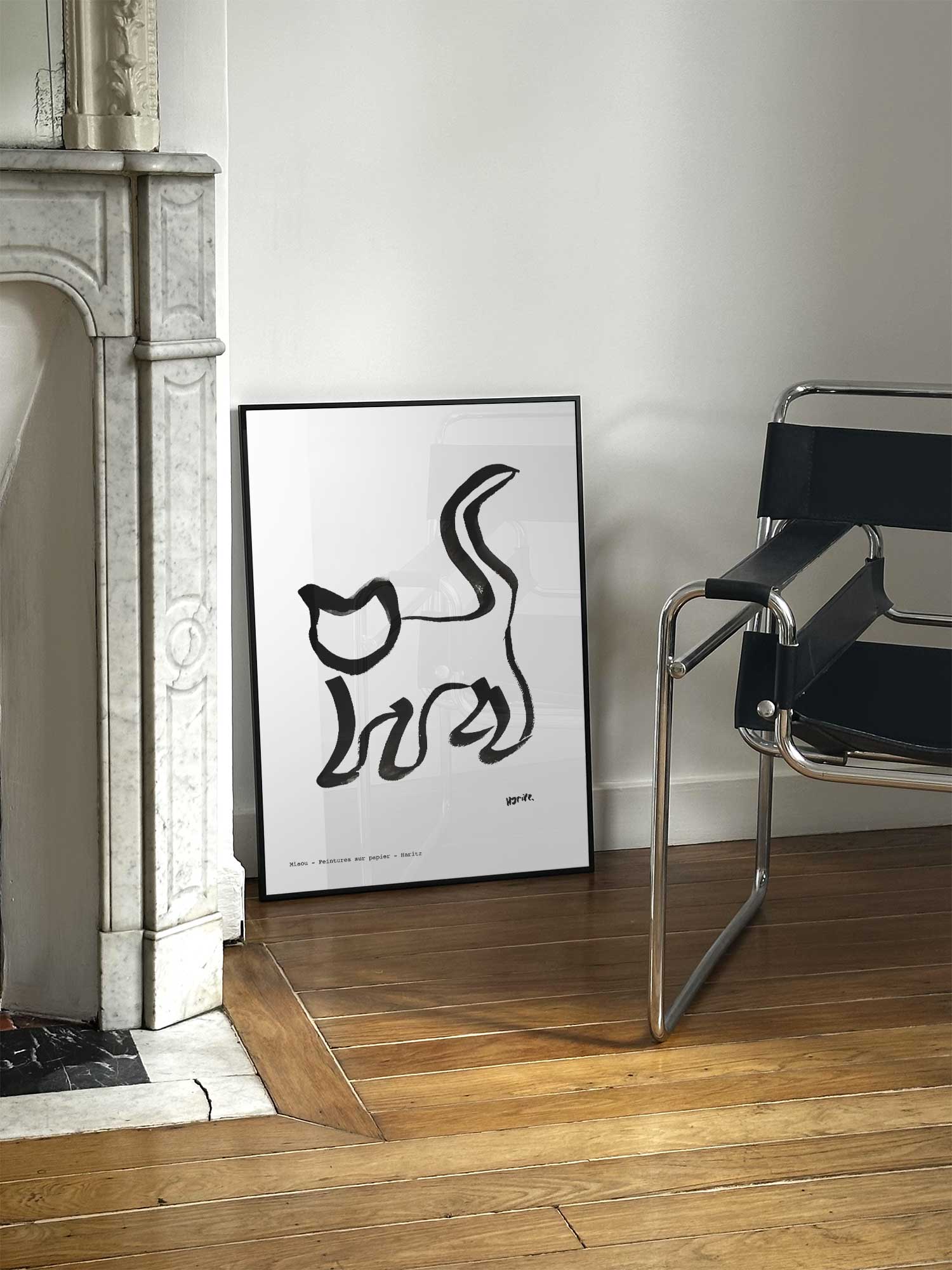 Affiche Miaou de Haritz posée près d'une cheminée en marbre avec chaise design dans un salon d'appartement parisien.
