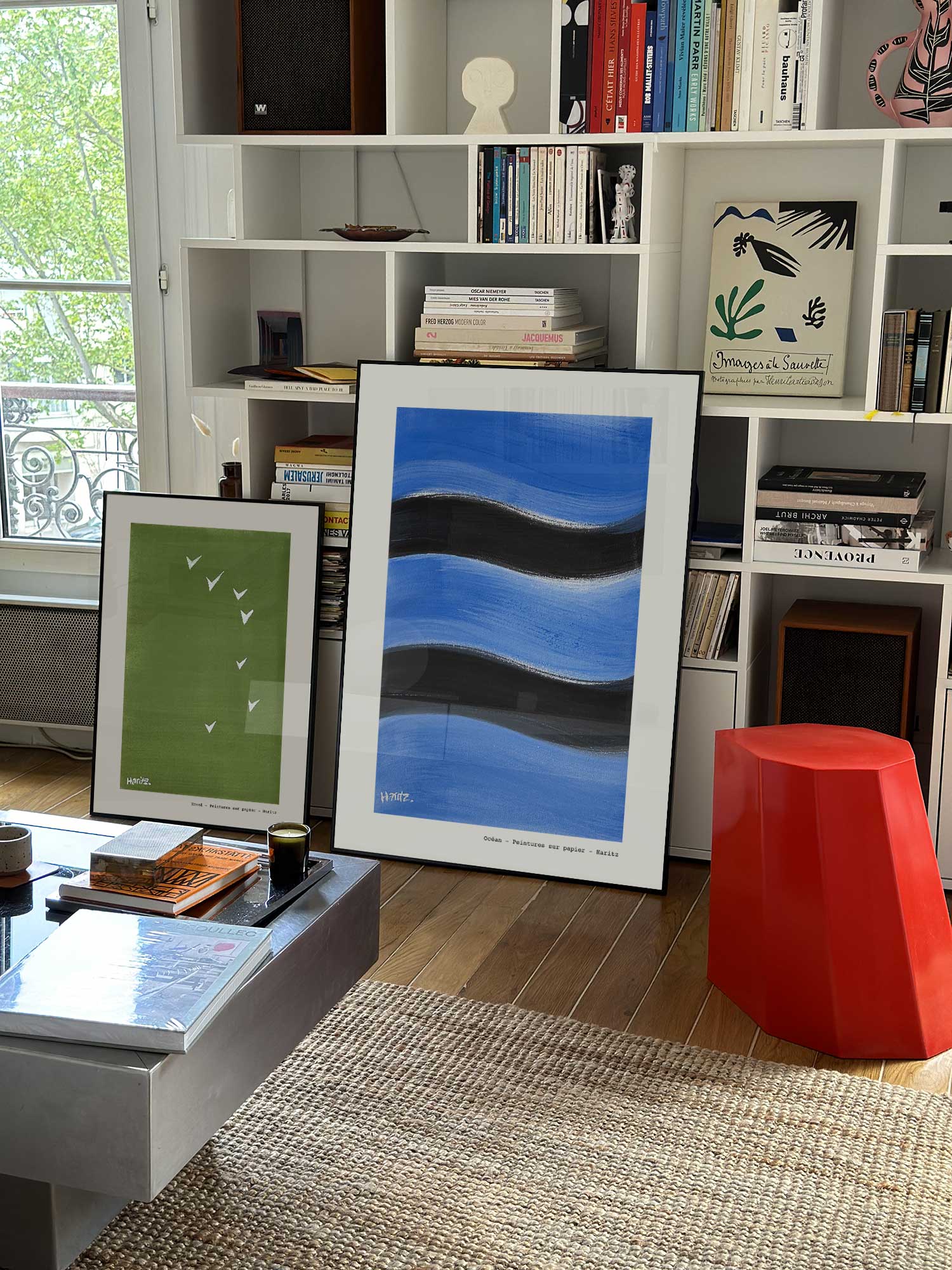 Affiche Ocean de Haritz grand format dans un salon parisien design devant une bibliothèque blanche avec livres d'art.