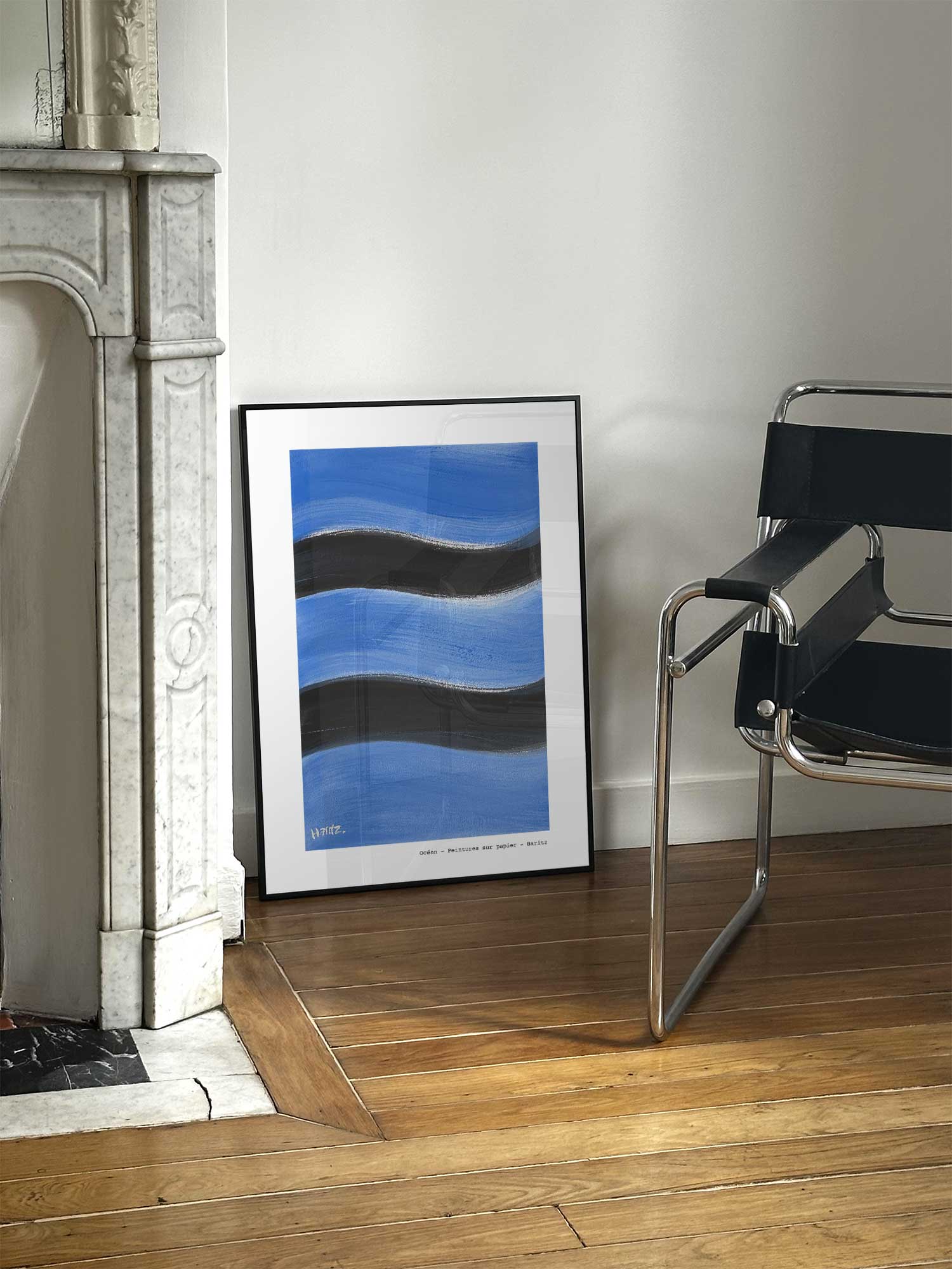 Affiche Ocean de Haritz posée près d'une cheminée en marbre avec chaise design dans un salon d'appartement parisien.