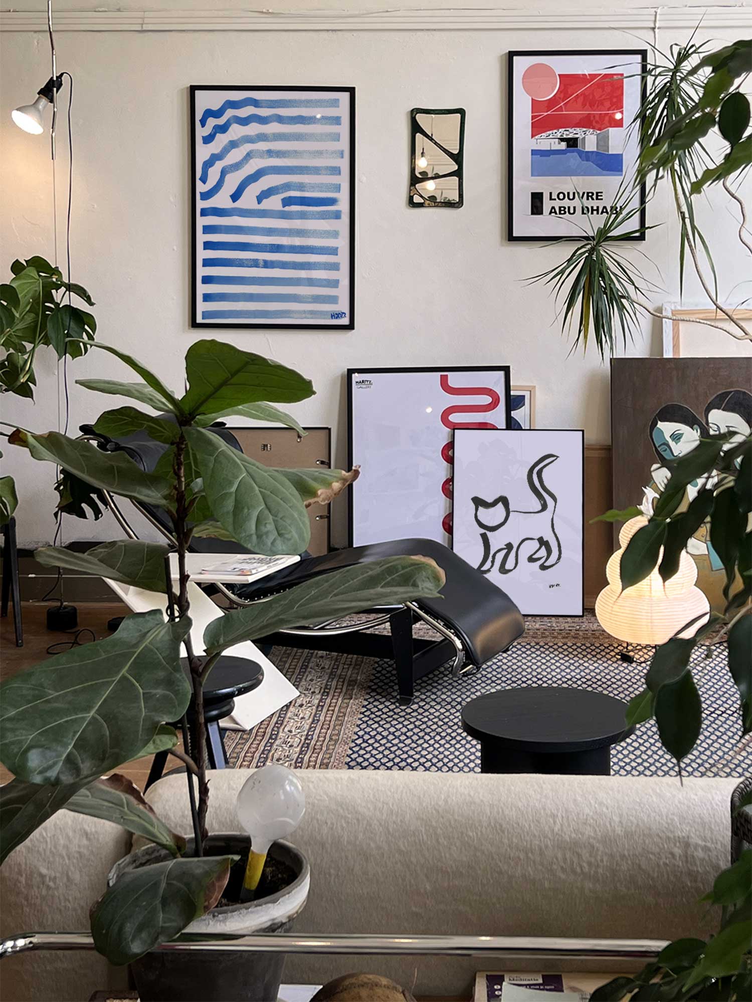 Affiche Ondes bleues de Haritz accrochée au mur dans un intérieur parisien végétal et artistique.