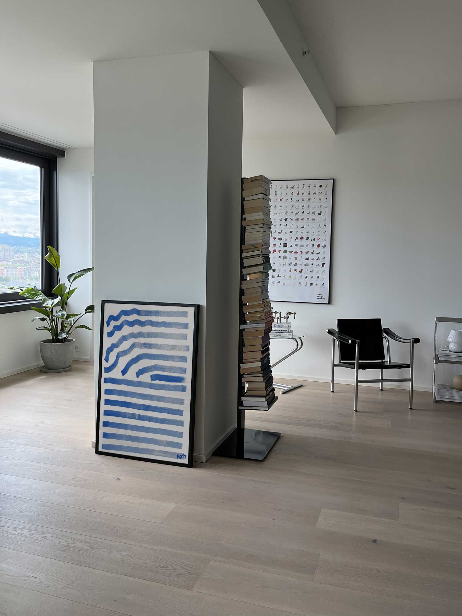 Affiche Ondes bleues de Haritz posée au sol dans un salon moderne et lumineux.