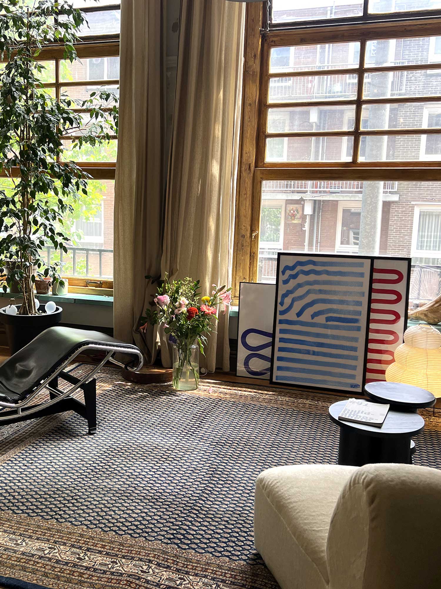 Affiche Ondes bleues de Haritz dans un salon avec grandes fenêtres et mobilier design.
