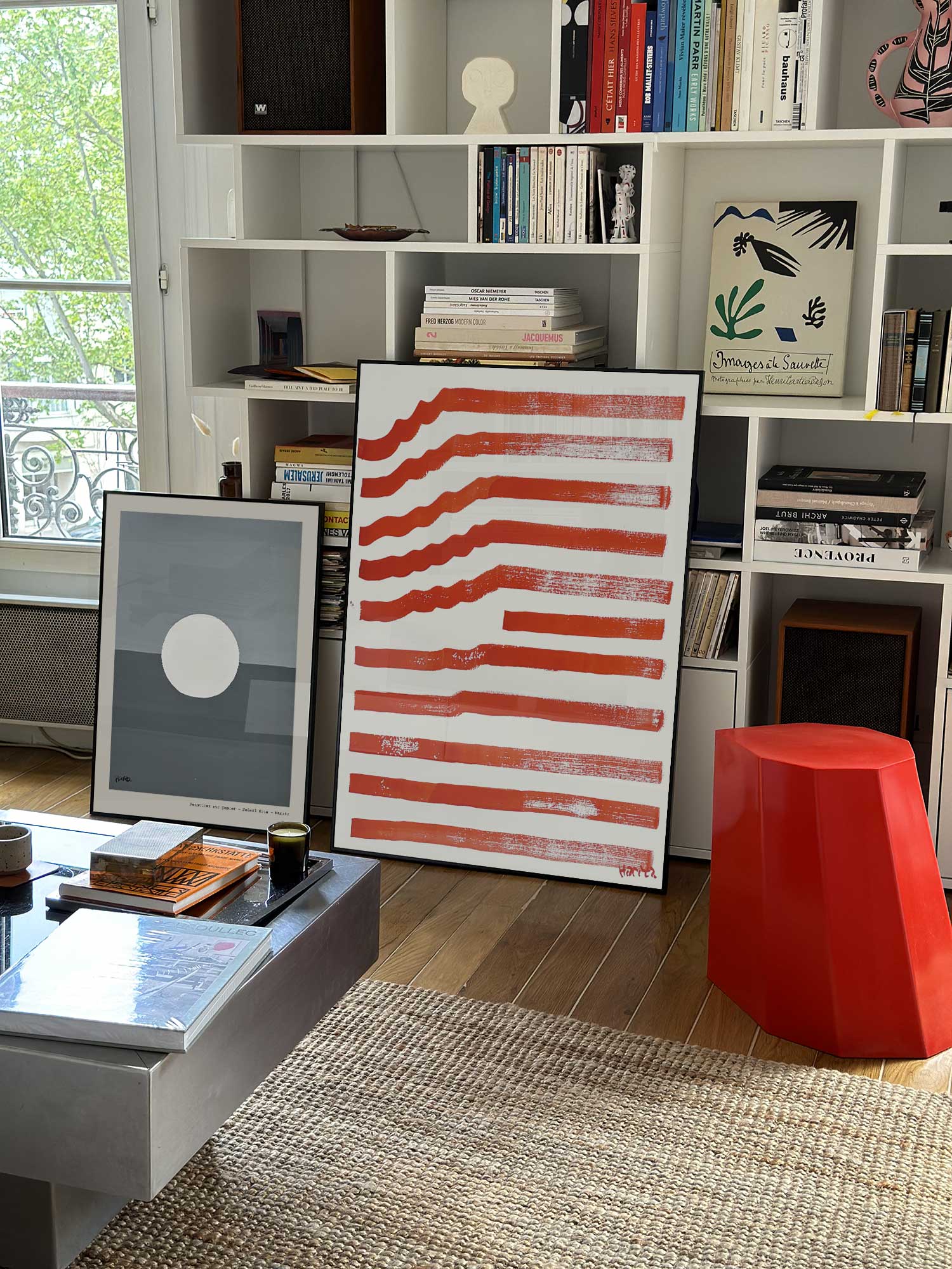 Affiche Ondes rouges de Haritz grand format dans un salon parisien design devant une bibliothèque blanche avec livres d'art.
