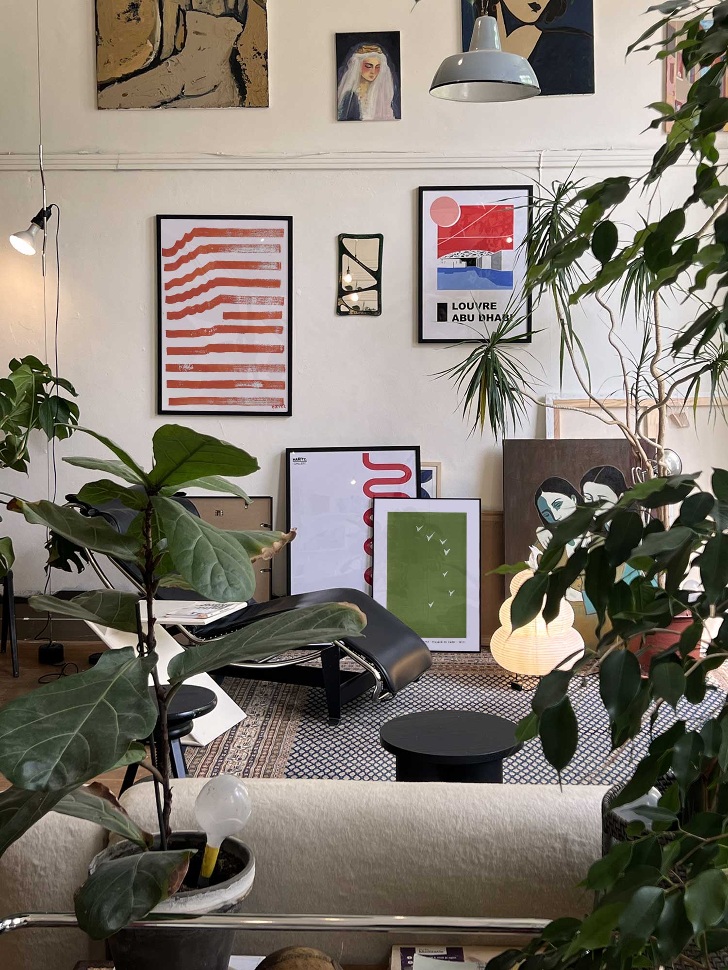 Affiche Ondes rouges de Haritz accrochée au mur dans un intérieur parisien végétal et artistique.