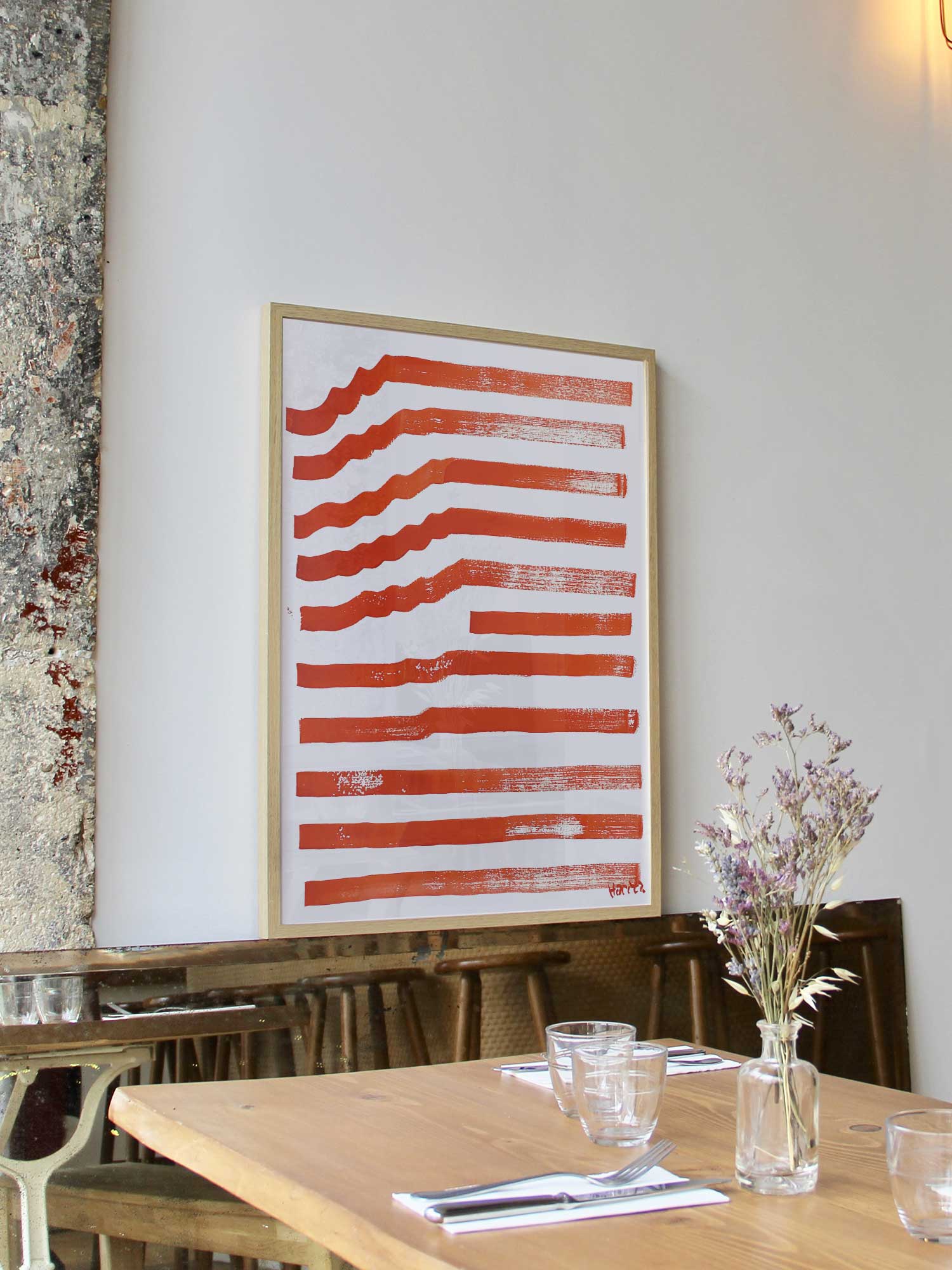 Affiche Ondes rouges de Haritz encadrée dans un restaurant bistrot parisien au style minimaliste et branché.