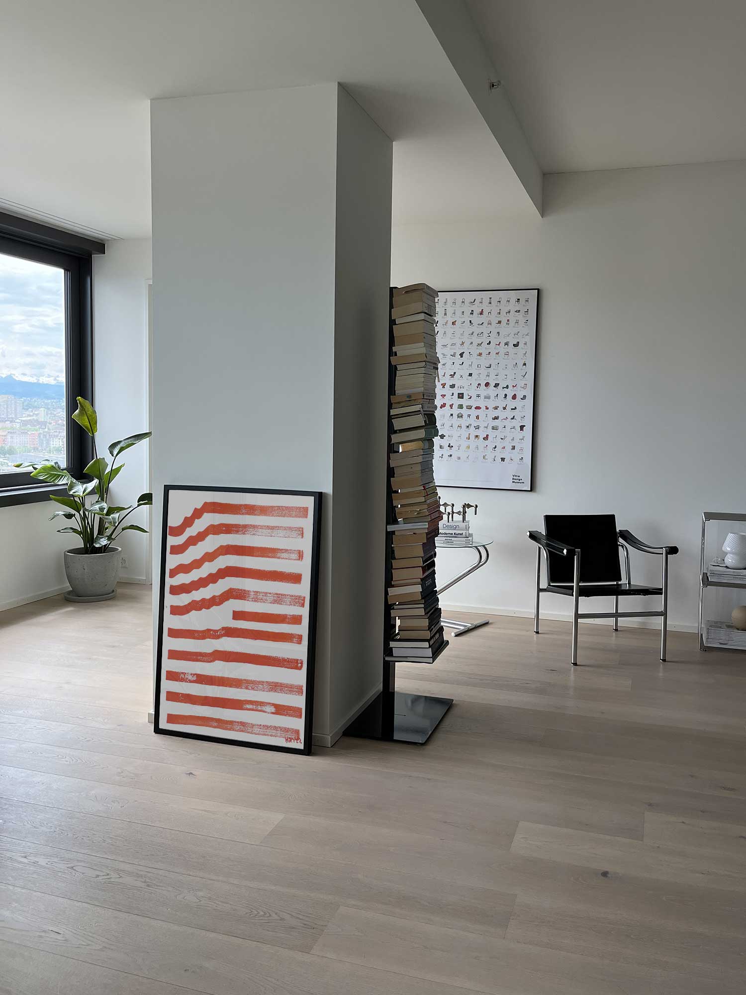 Affiche Ondes rouges de Haritz posée au sol dans un salon moderne et lumineux.