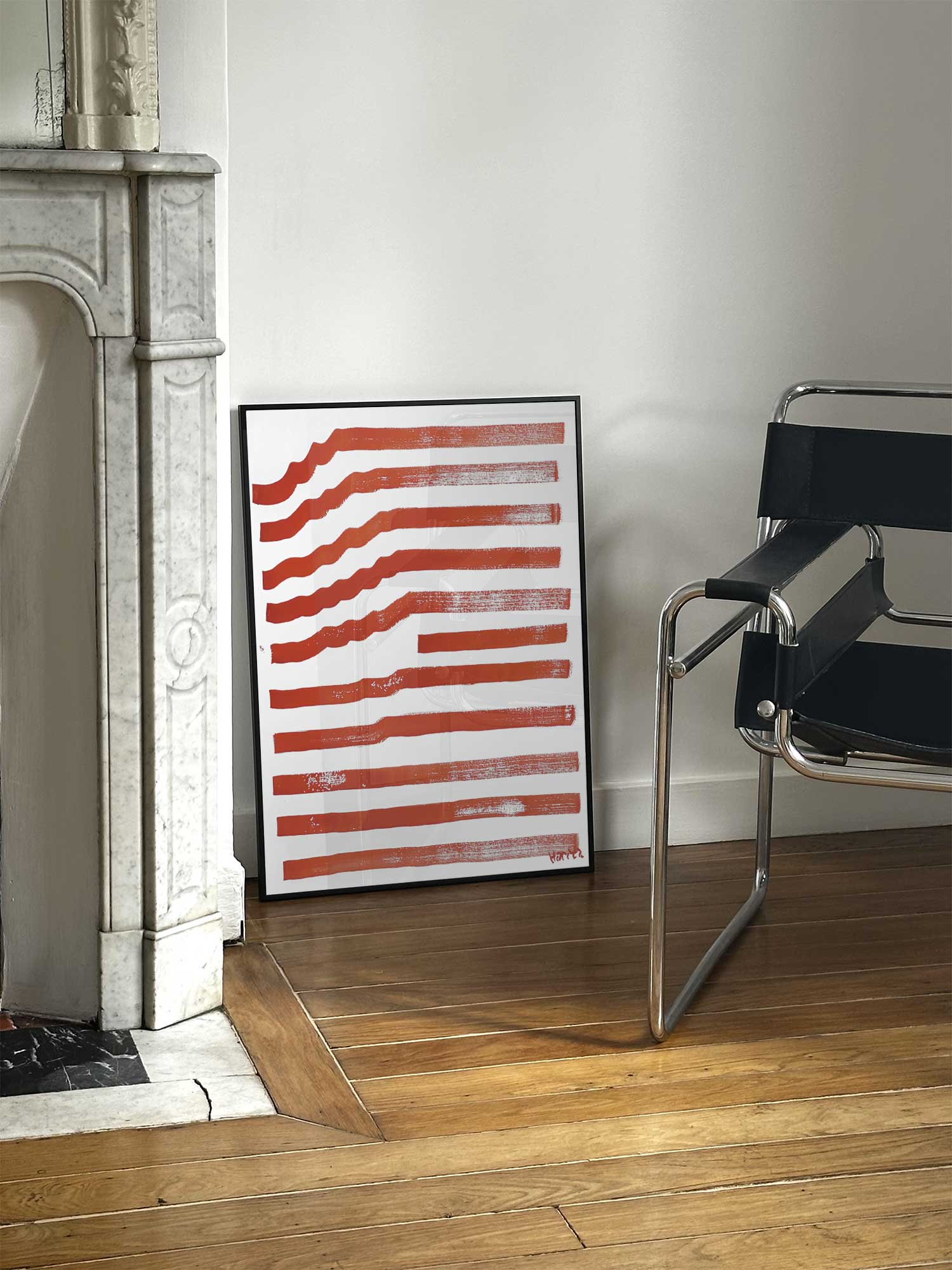 Affiche Ondes rouges de Haritz posée près d'une cheminée en marbre avec chaise design dans un salon d'appartement parisien.