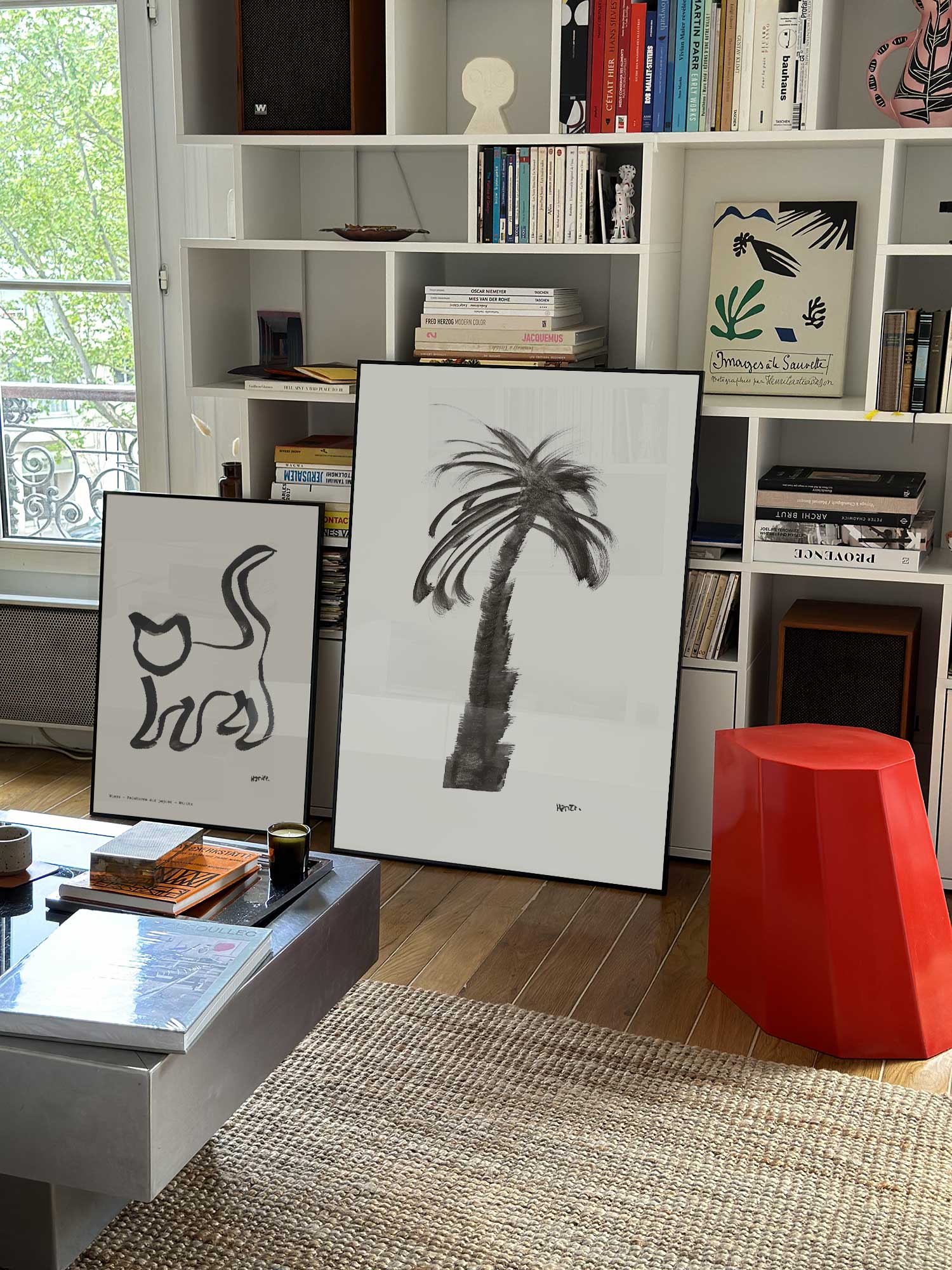 Affiche Palmier1 de Haritz grand format dans un salon parisien design devant une bibliothèque blanche avec livres d'art.