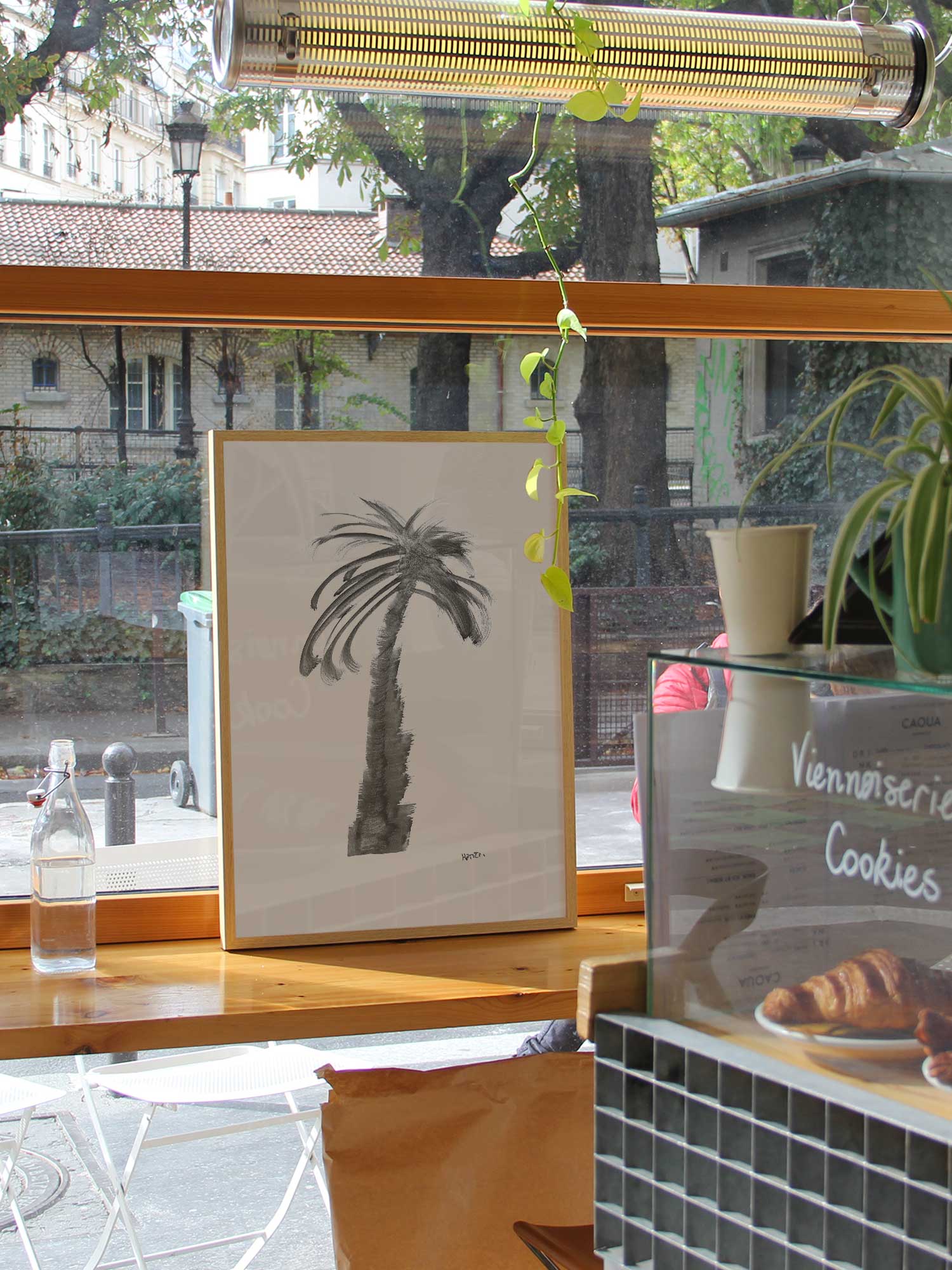 Affiche Palmier1 noirs de Haritz dans un coffee shop parisien lumineux et branché avec vue sur rue.