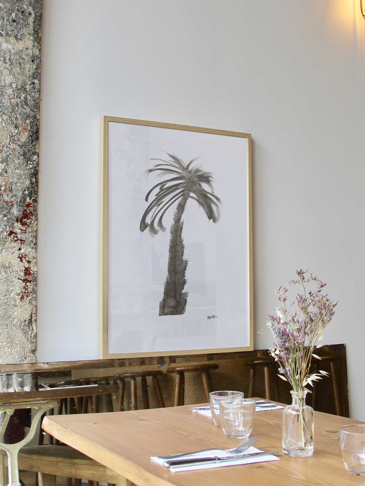 Affiche Palmier1 de Haritz encadrée dans un restaurant bistrot parisien au style minimaliste et branché.