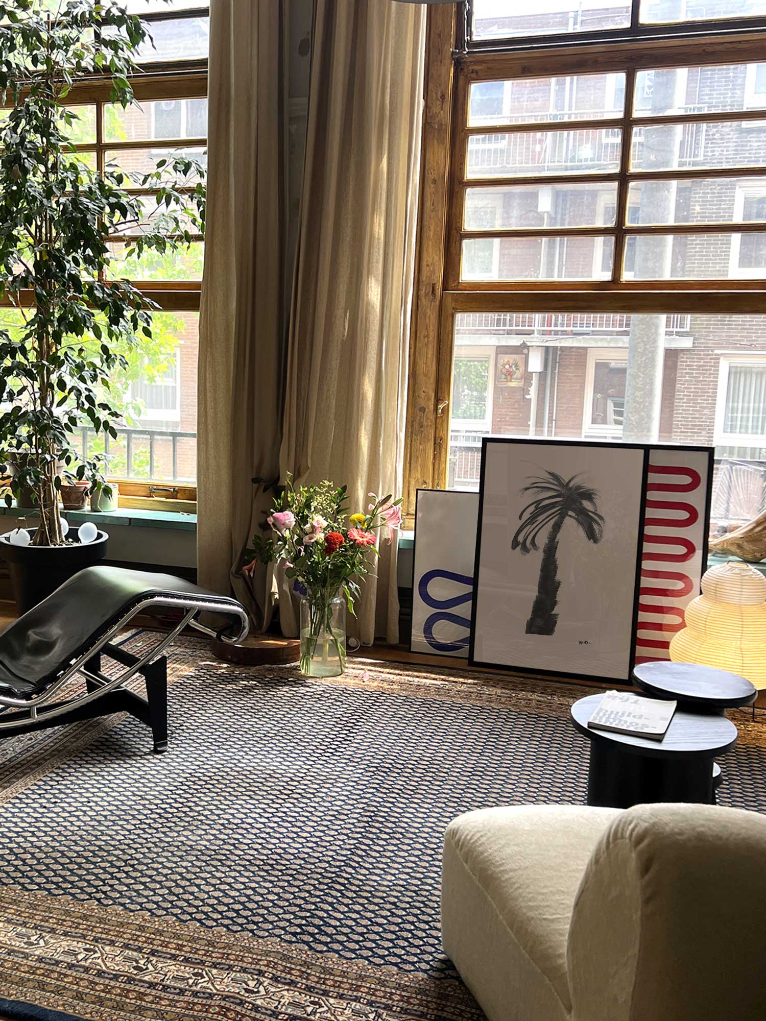 Affiche Palmier1 de Haritz dans un salon avec grandes fenêtres et mobilier design.