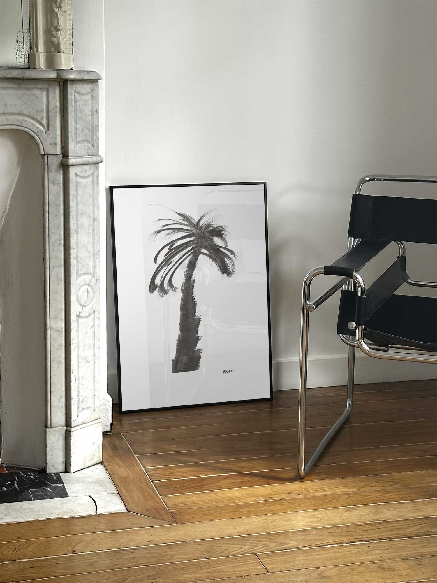 Affiche Palmier1 de Haritz posée près d'une cheminée en marbre avec chaise design dans un salon d'appartement parisien.