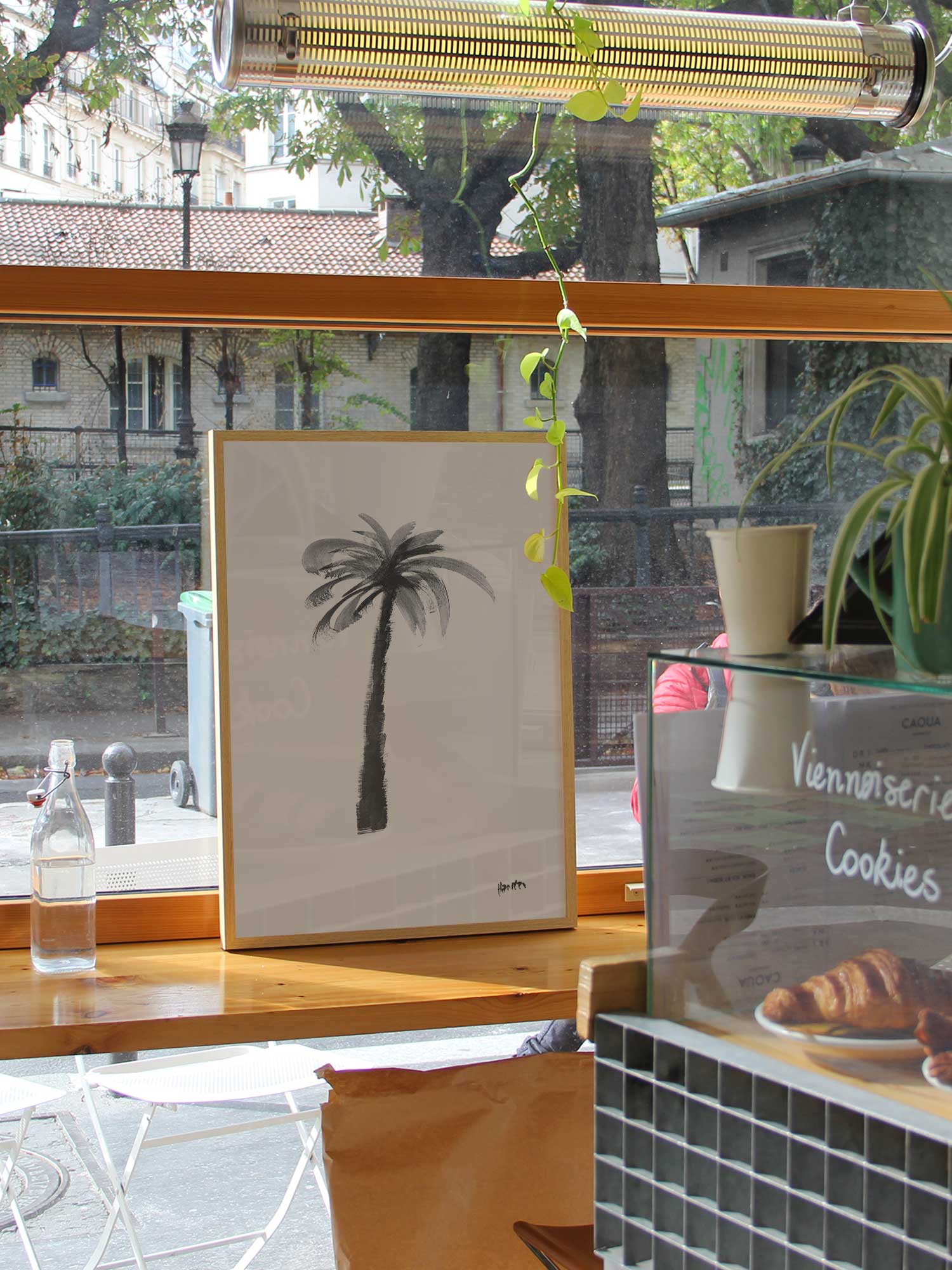Affiche Palmier2 de Haritz dans un coffee shop parisien lumineux et branché avec vue sur rue.