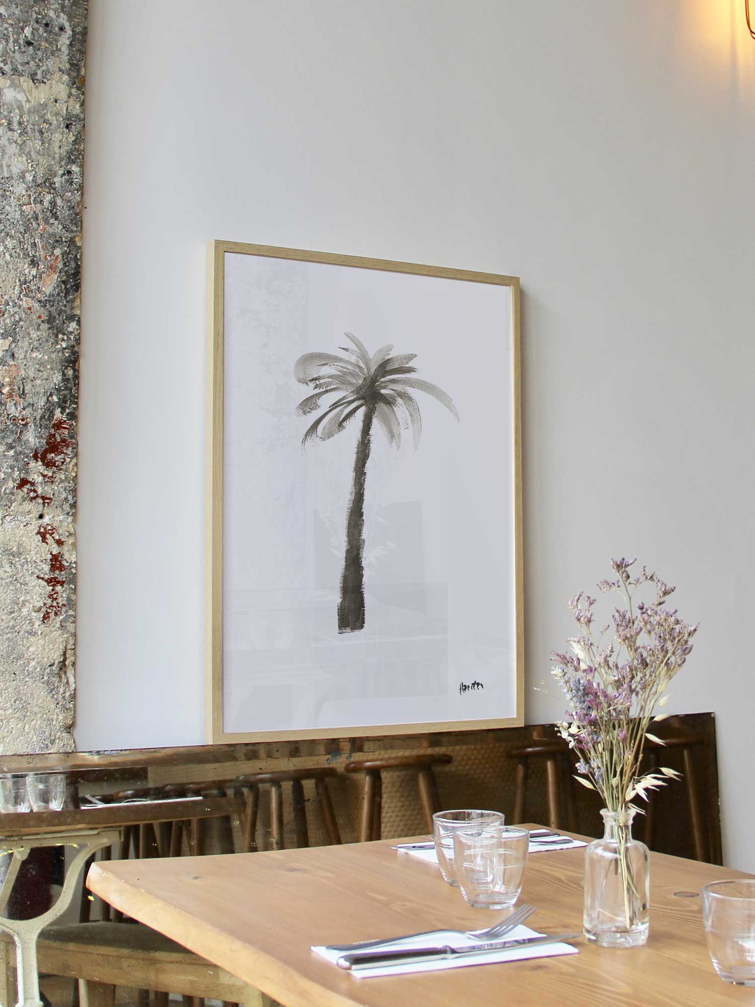 Affiche Palmier2 de Haritz encadrée dans un restaurant bistrot parisien au style minimaliste et branché.