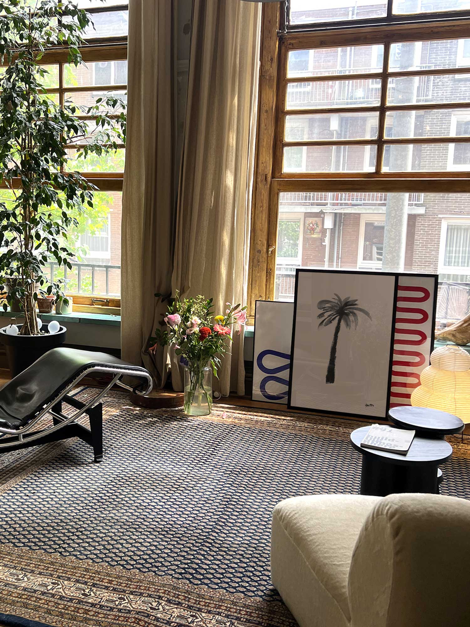 Affiche Palmier2 de Haritz dans un salon avec grandes fenêtres et mobilier design.