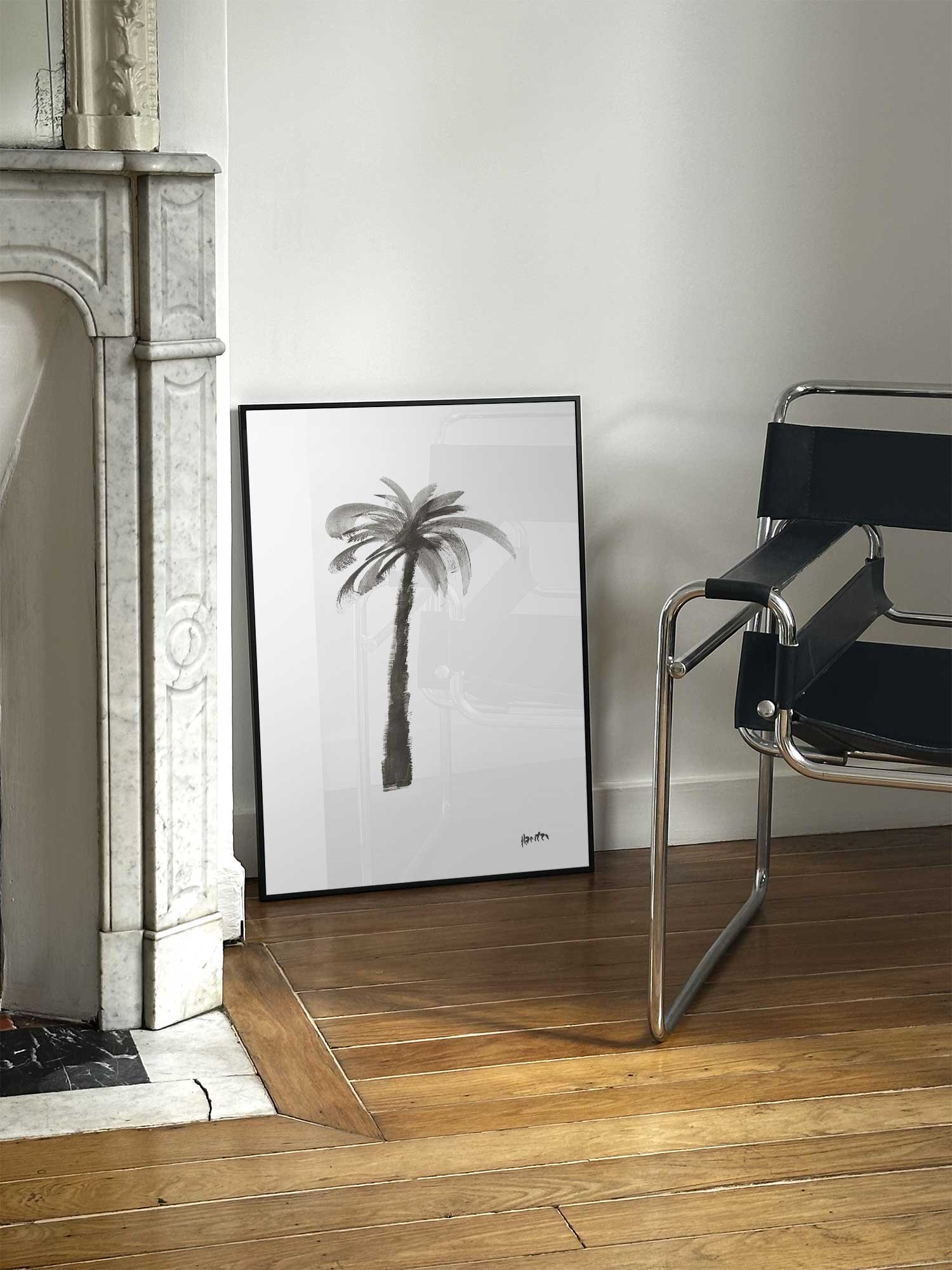Affiche Palmier2 de Haritz posée près d'une cheminée en marbre avec chaise design dans un salon d'appartement parisien.