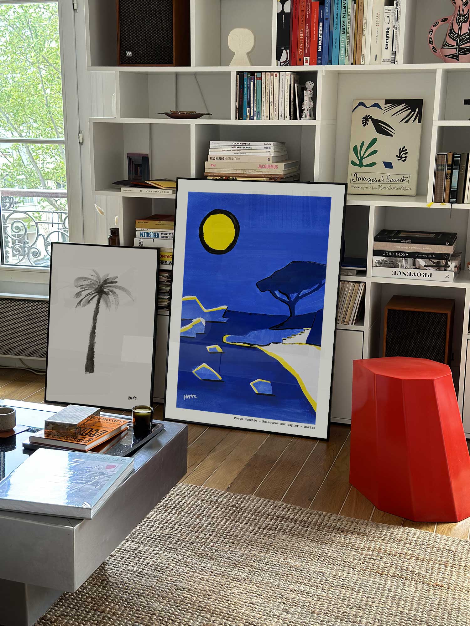 Affiche Porto Vecchio de Haritz grand format dans un salon parisien design devant une bibliothèque blanche avec livres d'art.