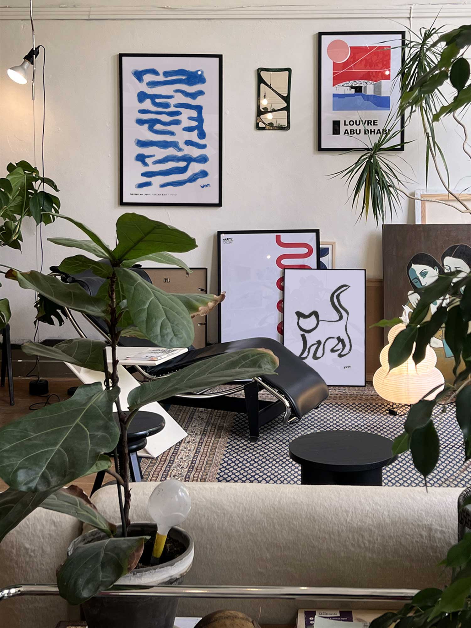 Affiche Reflets bleus de Haritz accrochée au mur dans un intérieur parisien végétal et artistique.