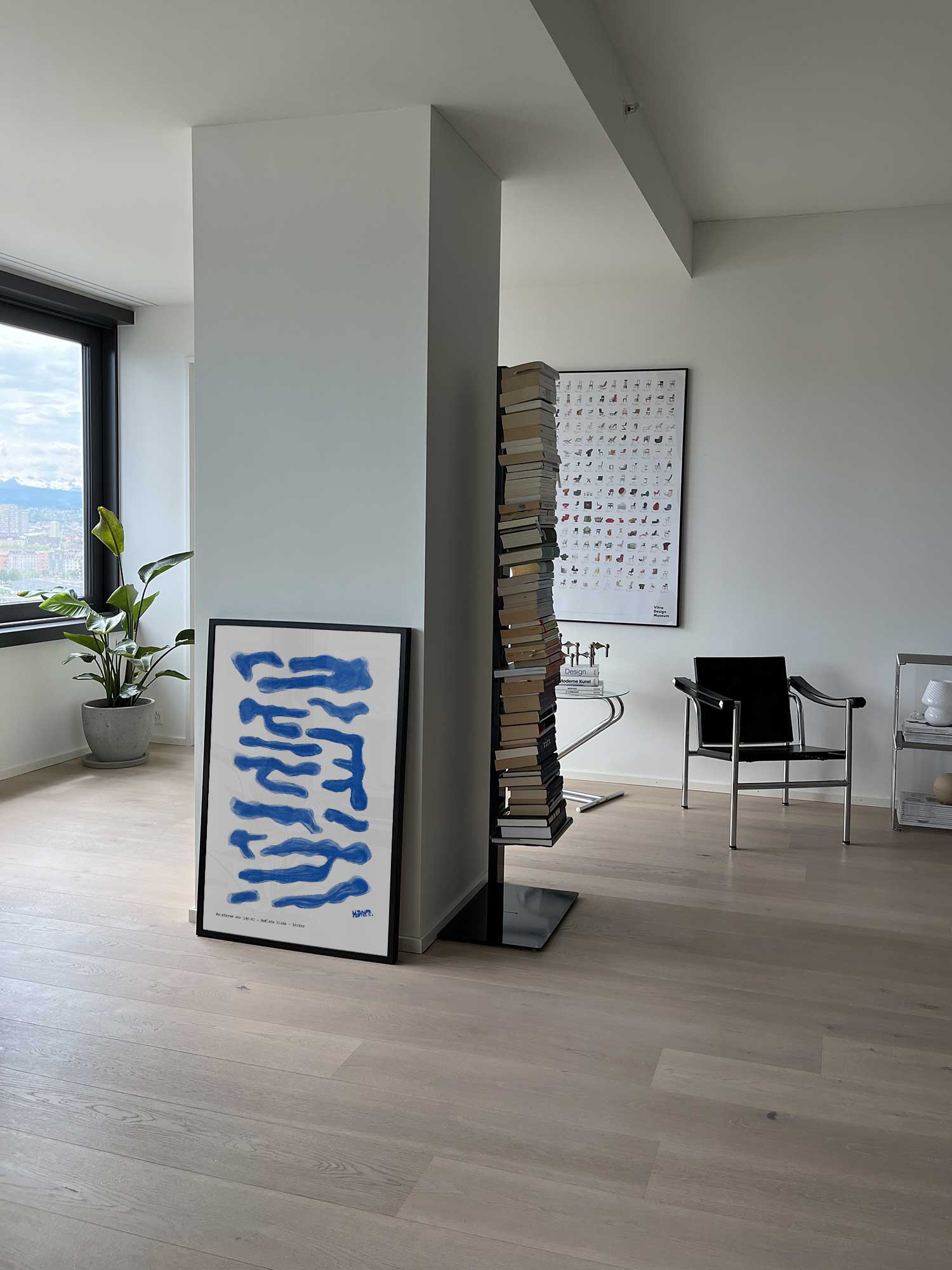 Affiche Reflets bleus de Haritz posée au sol dans un salon moderne et lumineux.