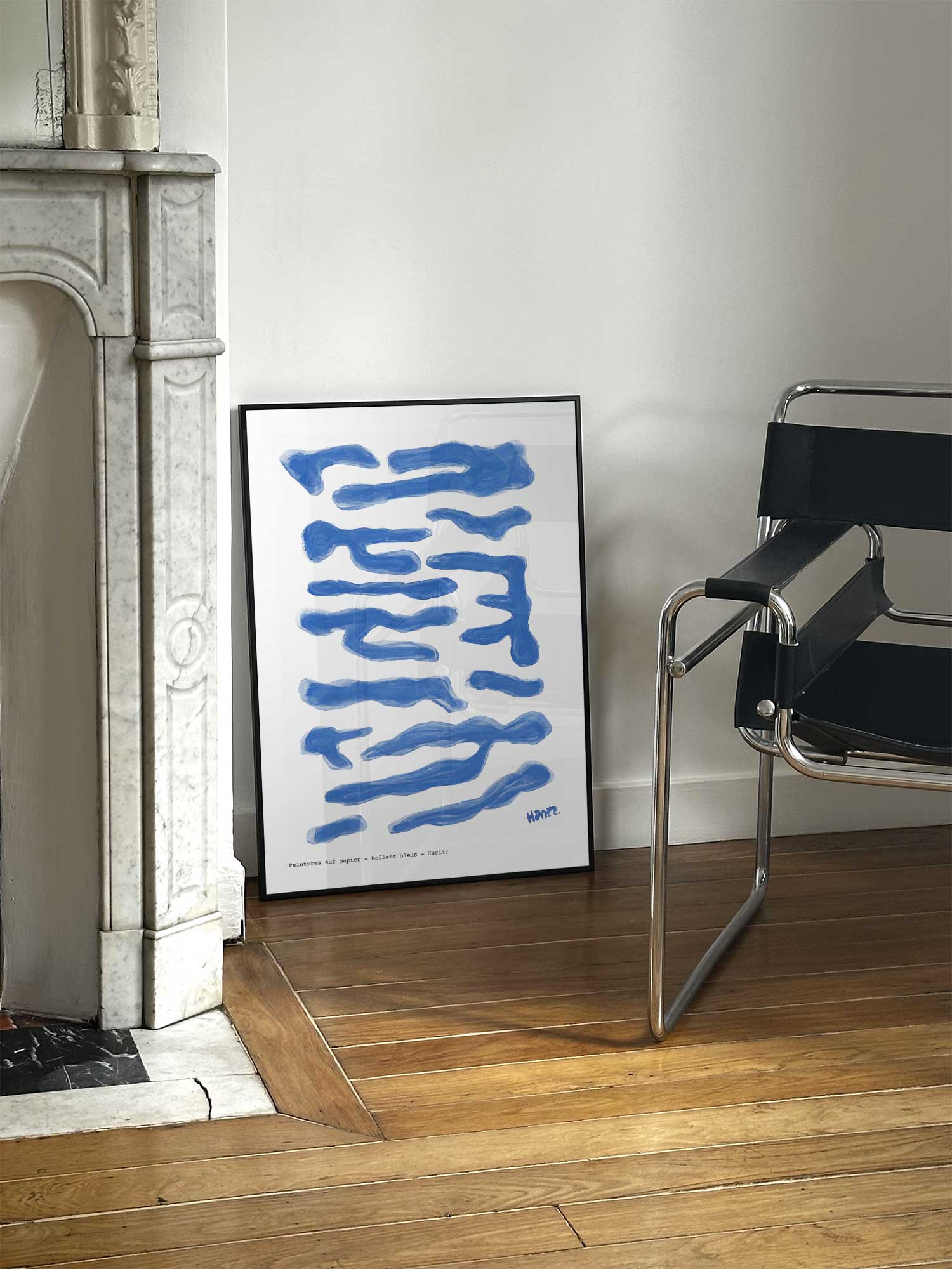Affiche Reflets bleus de Haritz posée près d'une cheminée en marbre avec chaise design dans un salon d'appartement parisien.