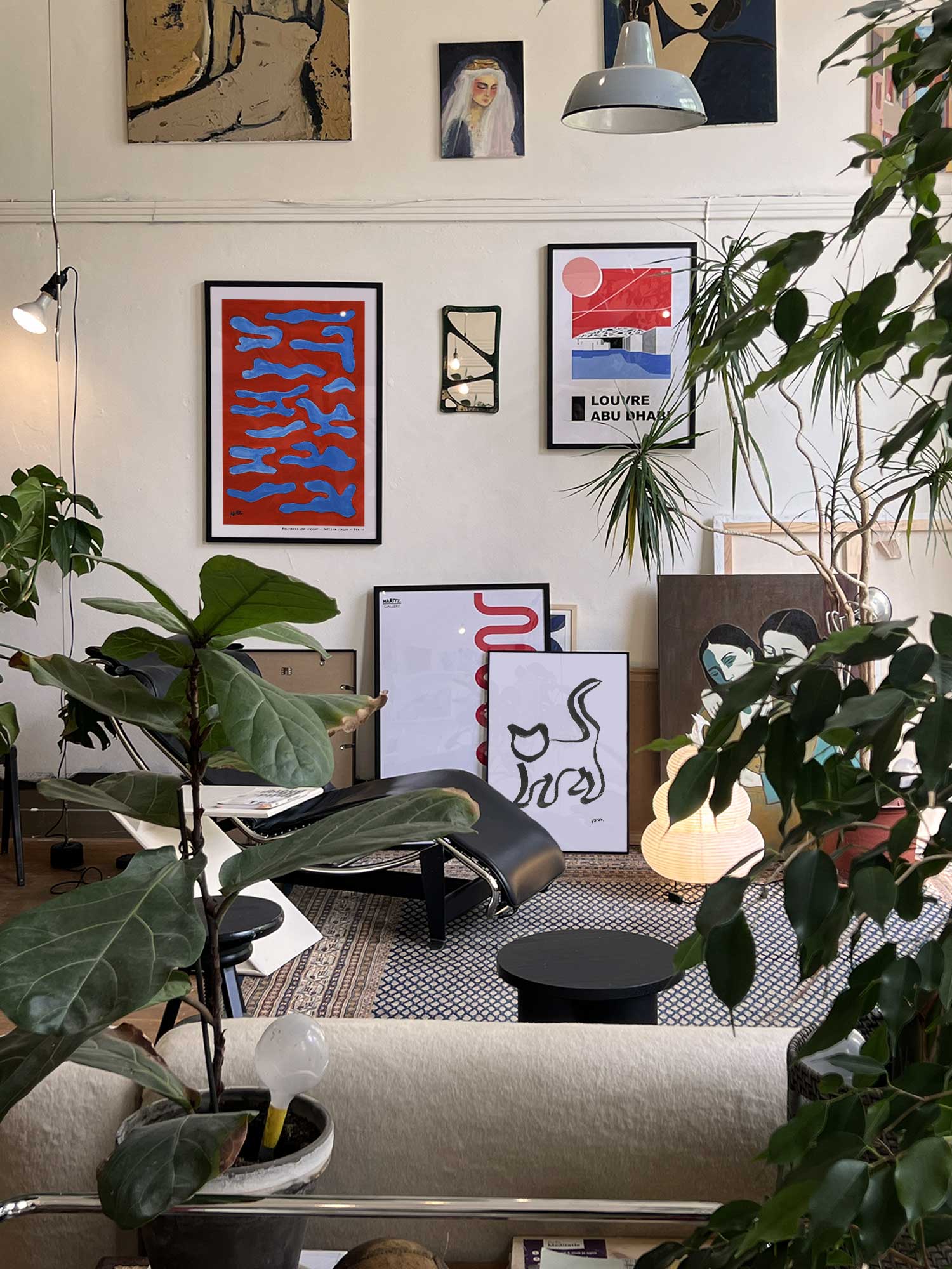 Affiche Reflets rouges de Haritz accrochée au mur dans un intérieur parisien végétal et artistique.