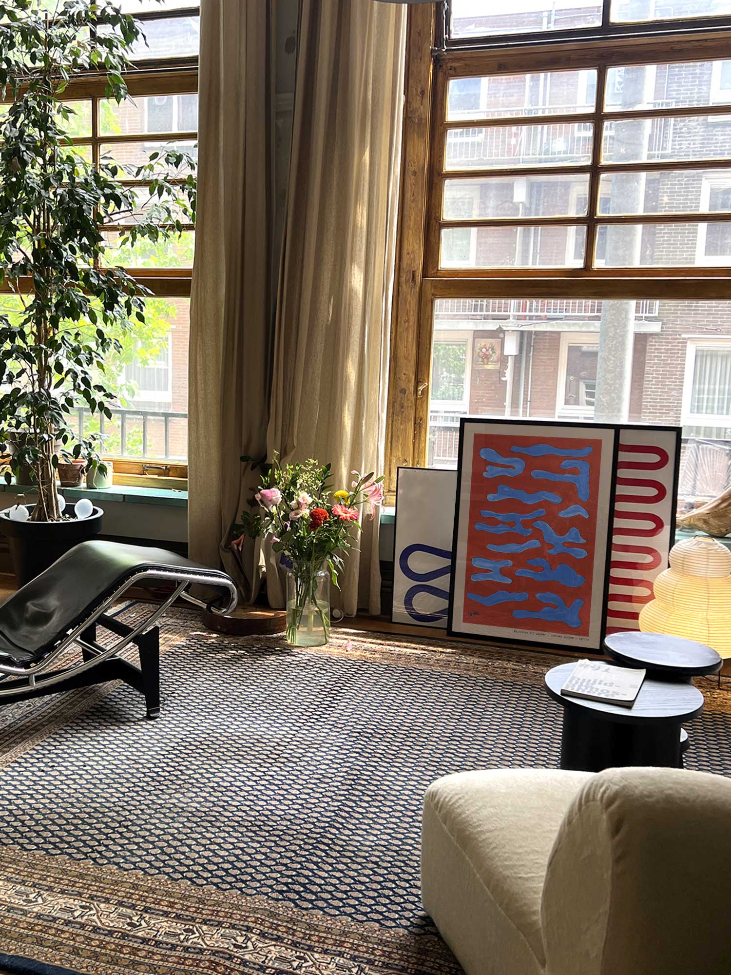 Affiche Refelets rouges de Haritz dans un salon avec grandes fenêtres et mobilier design.