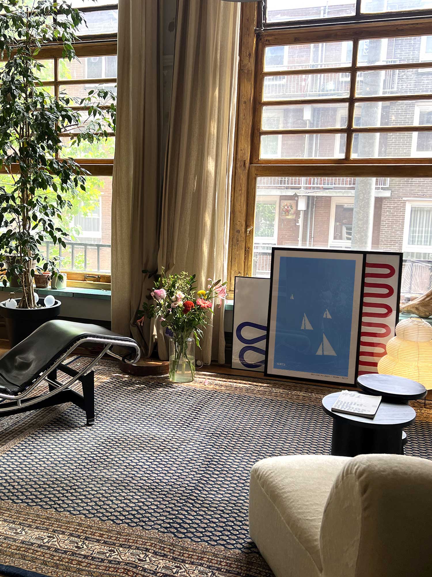 Affiche Régate de Haritz dans un salon avec grandes fenêtres et mobilier design.