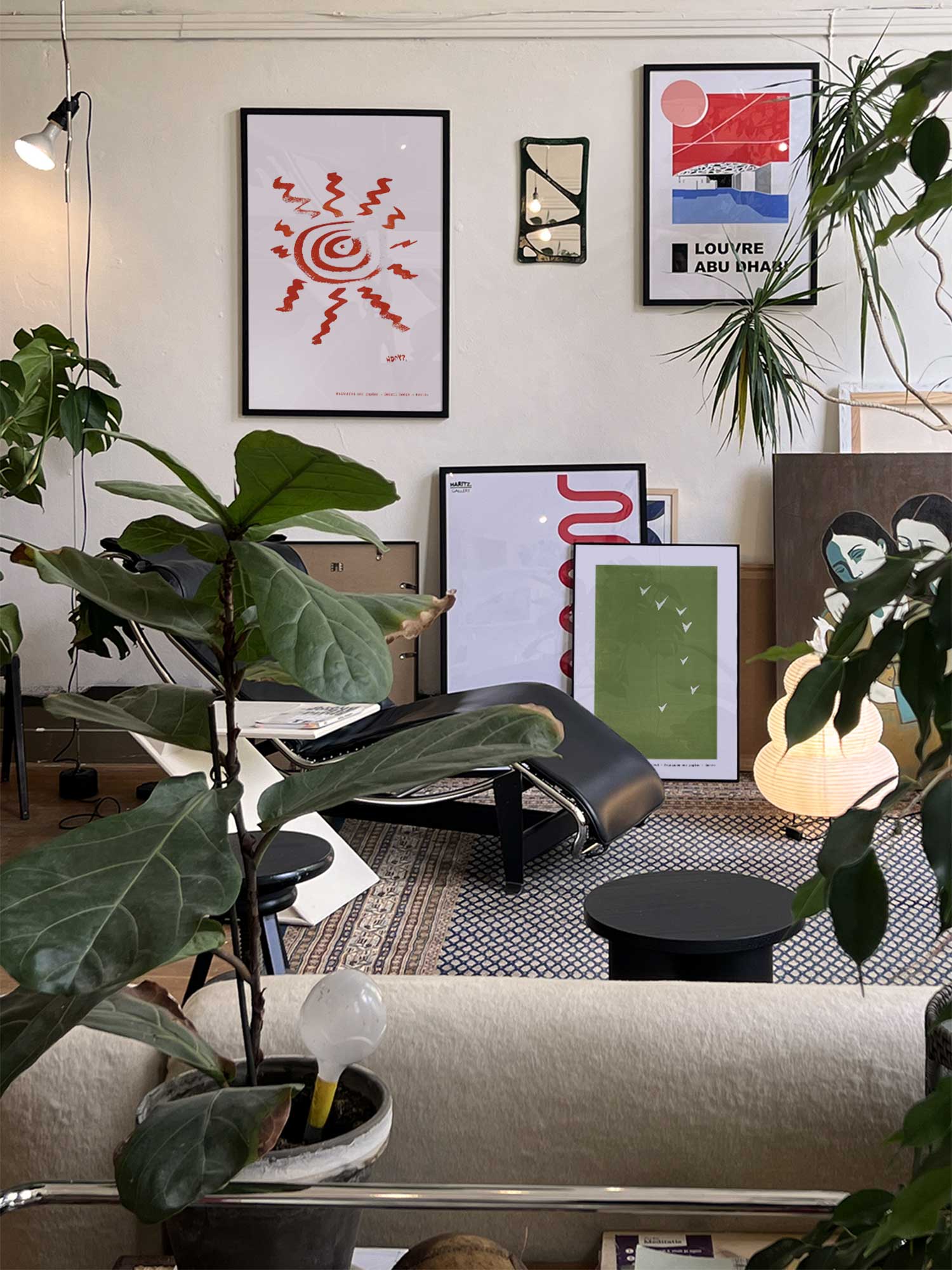 Affiche Soleil rouge de Haritz accrochée au mur dans un intérieur parisien végétal et artistique.