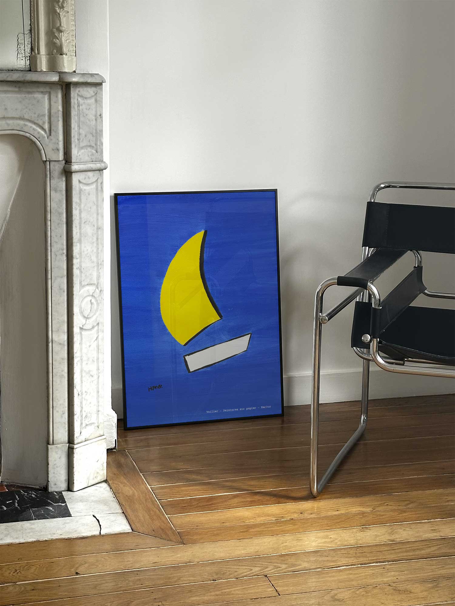 Affiche Voilier de Haritz posée près d'une cheminée en marbre avec chaise design dans un salon d'appartement parisien.