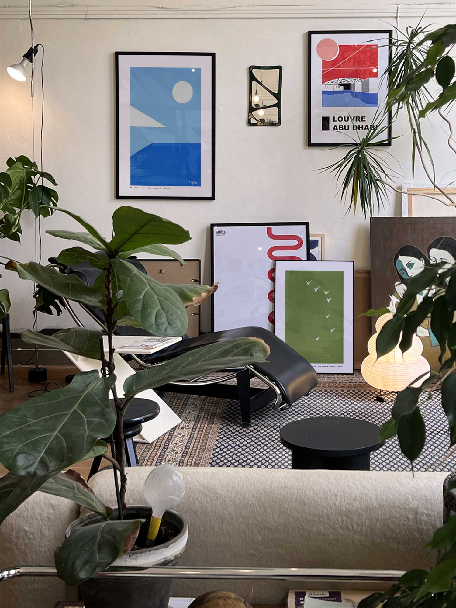 Affiche Vue mer de Haritz accrochée au mur dans un intérieur parisien végétal et artistique.