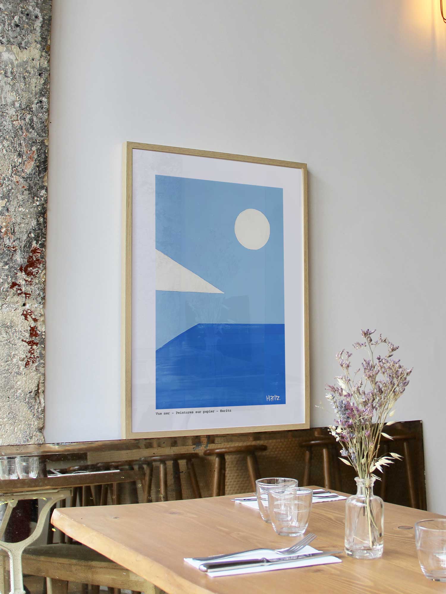 Affiche Vue mer de Haritz encadrée dans un restaurant bistrot parisien au style minimaliste et branché.