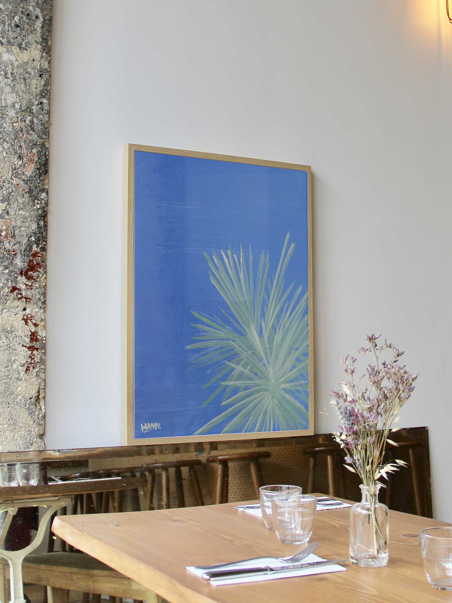 Affiche Yucca de Haritz encadrée dans un restaurant bistrot parisien au style minimaliste et branché.