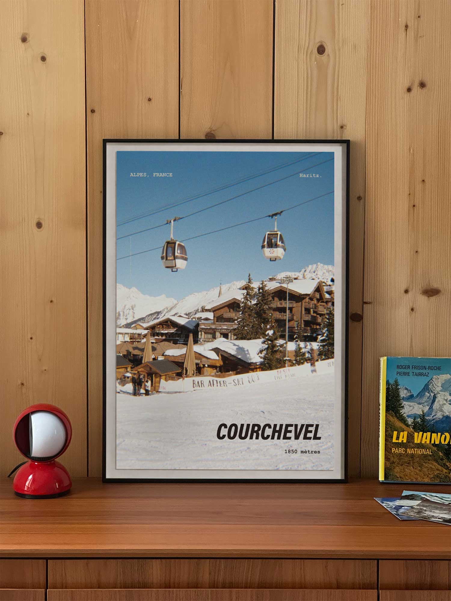 Affiche Courchevel vintage encadrée posée sur meuble en bois — télécabines et village 1850, photographie argentique Haritz