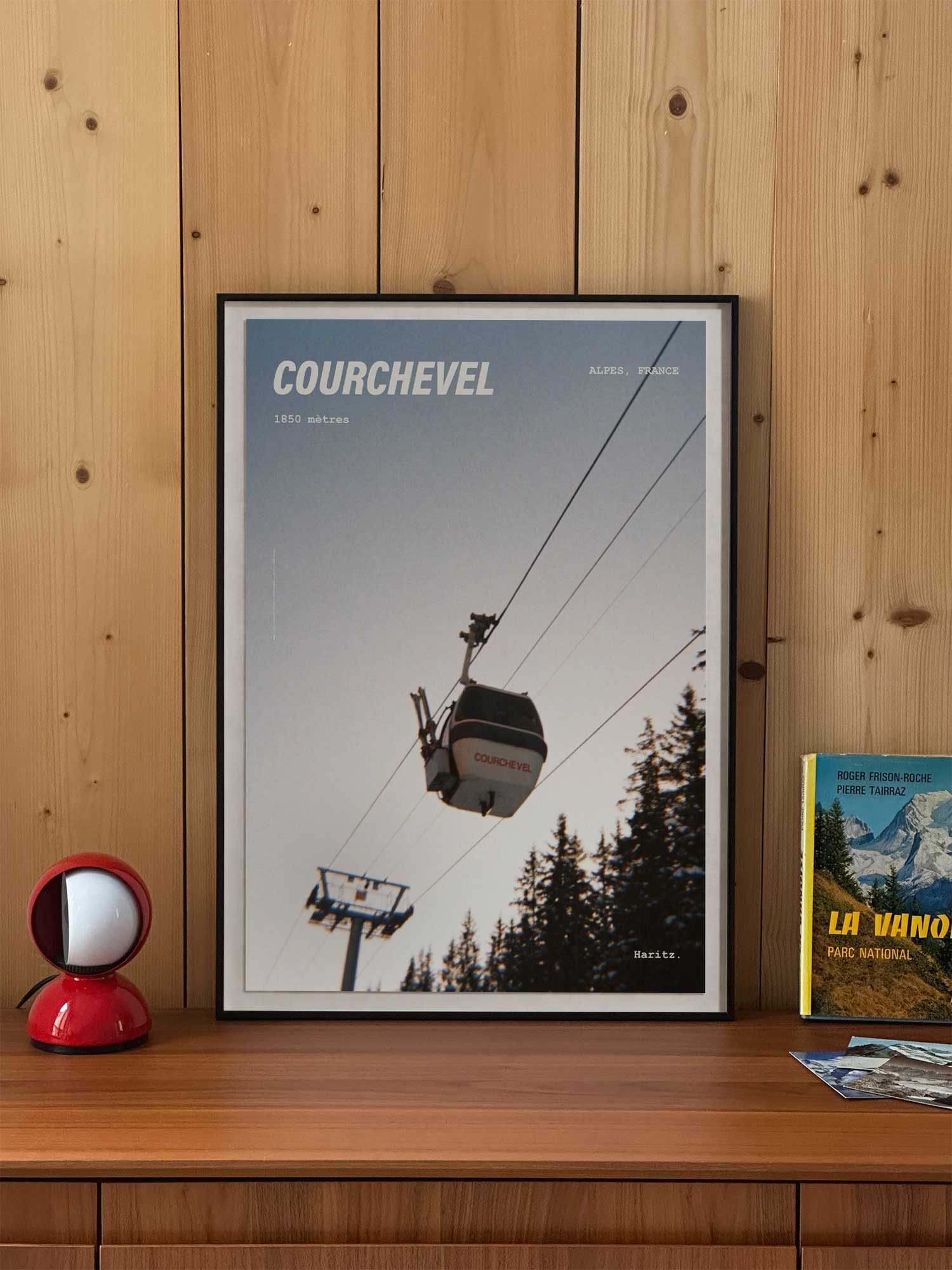 Affiche Courchevel vintage encadrée posée sur meuble en bois — télécabine en contre-plongée 1850 mètres, photographie argentique Haritz
