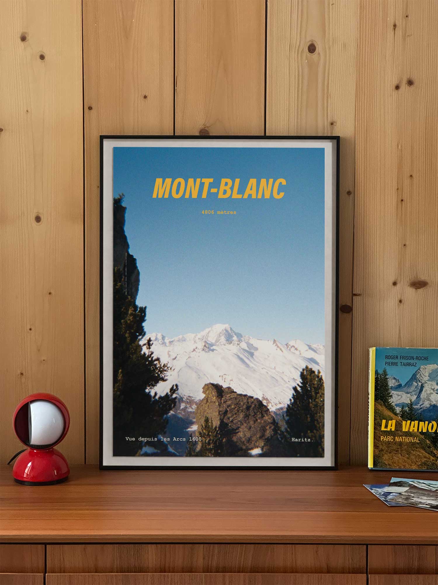 Affiche Mont-Blanc vintage encadrée posée sur meuble en bois — vue depuis les Arcs 1600, 4806 mètres, photographie argentique Haritz
