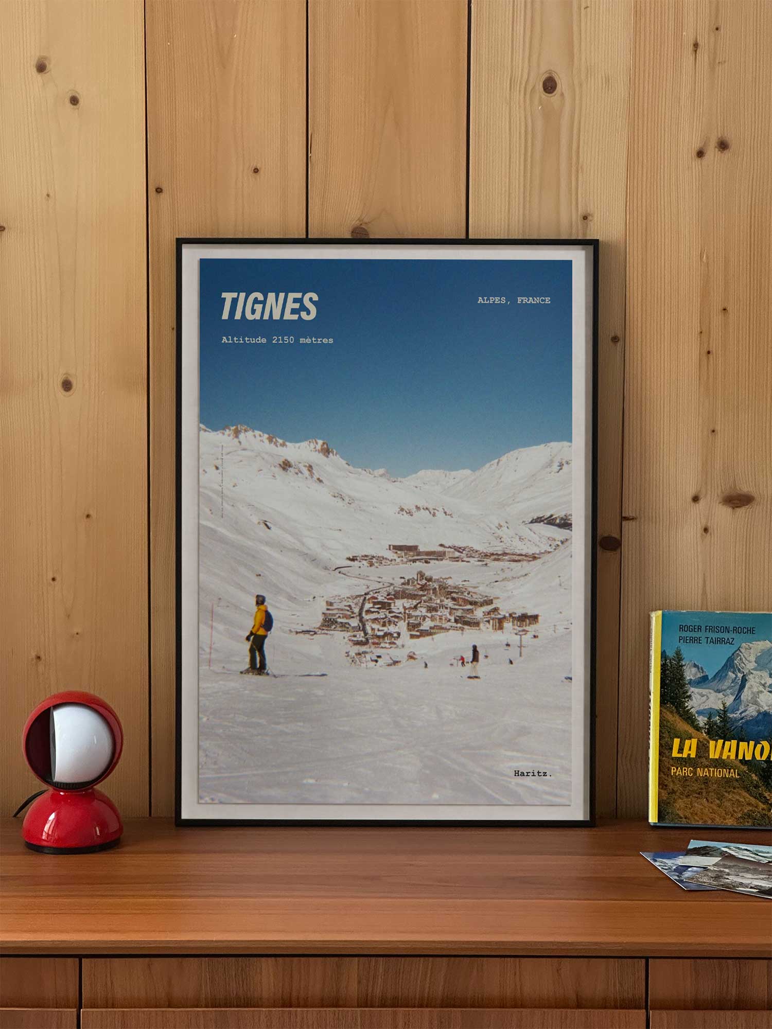 Affiche Tignes vintage encadrée posée sur meuble en bois — val claret à 2150 mètres avec skieur au premier plan, photographie argentique Haritz