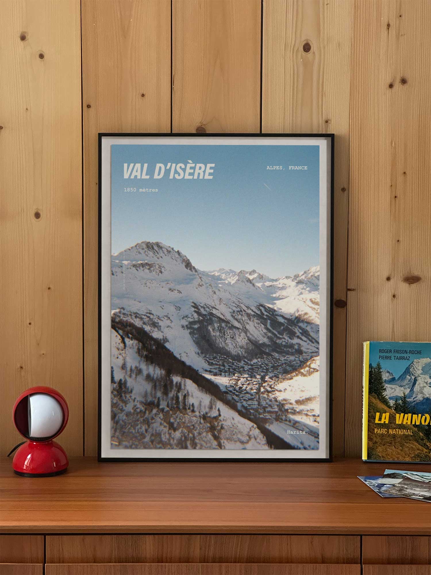 Affiche Val d'Isère vintage encadrée posée sur meuble en bois — panorama aérien de la vallée à 1850 mètres, photographie argentique Haritz